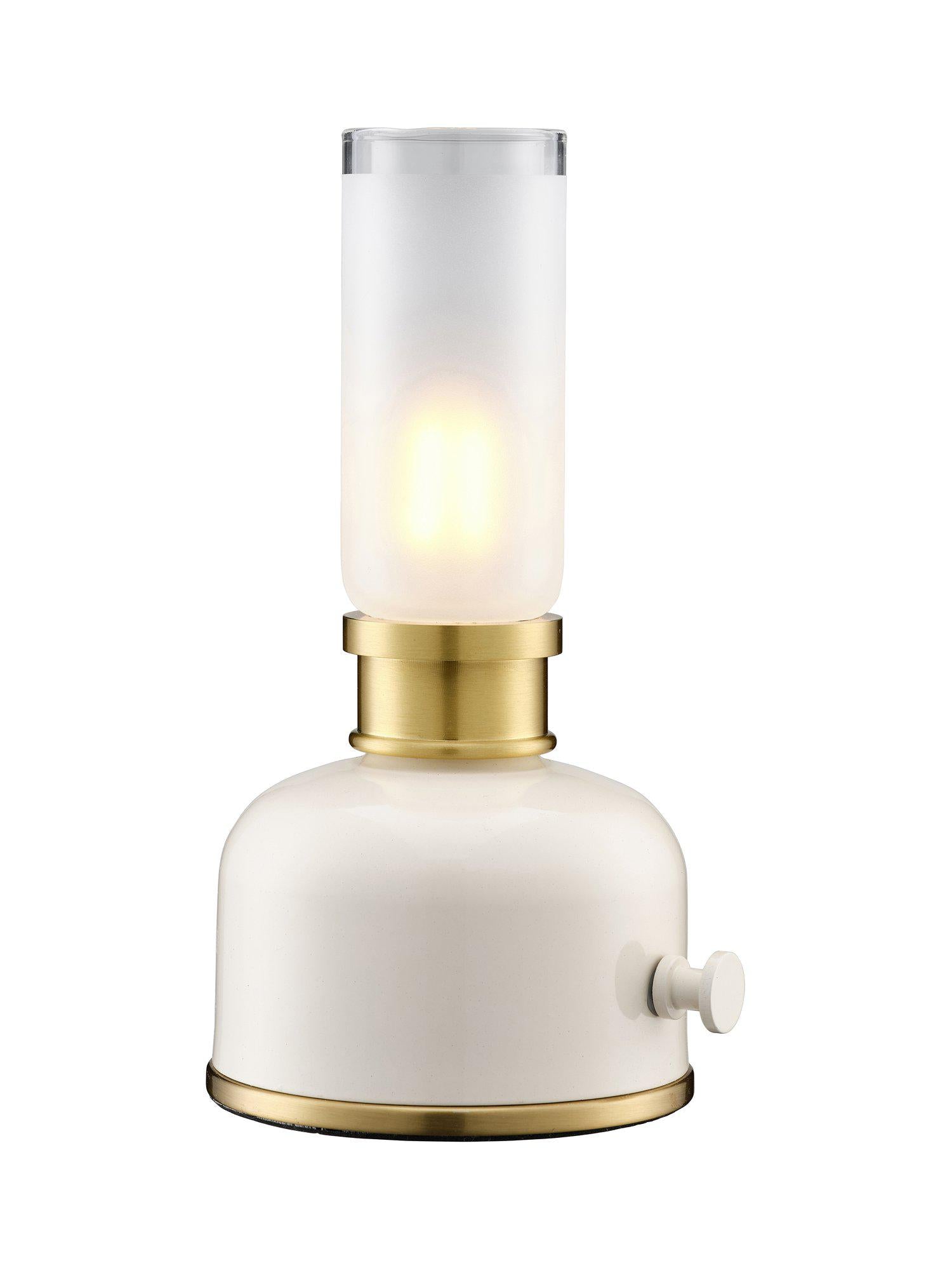 Bordslampa Frida från PR Home, en portabel retro-inspirerad lampa med varmt ljus och USB-C-laddning. Höjd 22 cm.