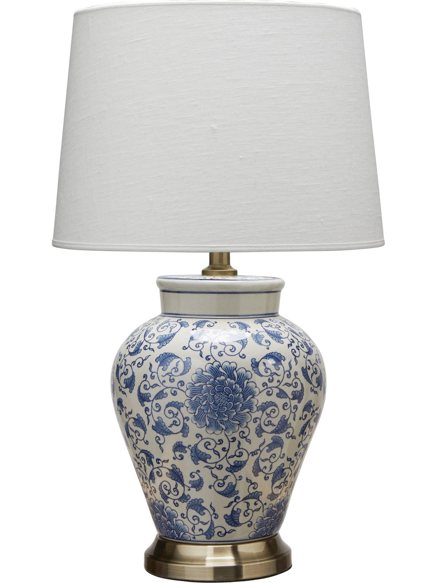 Lampkitet Fang Hong och Sofia från PR Home med keramikfot, vita linne-liknande skärmen. Eleganta 58 cm höga för stilfull belysning.