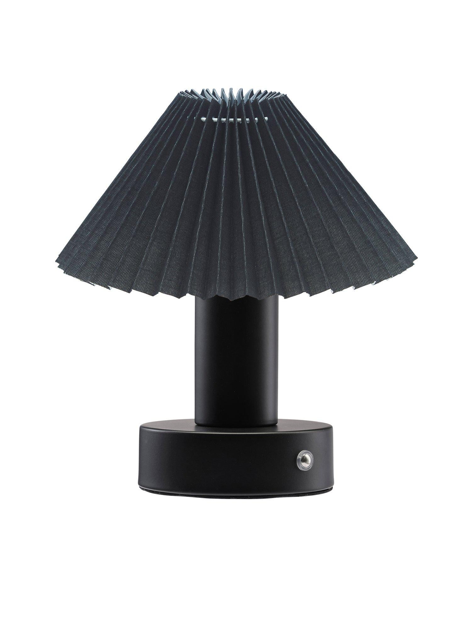 Laddningsbar bordslampa från PR Home i lackerad metall med linne-skydd. Anpassa ljusets färgtemperatur för varje tillfälle.