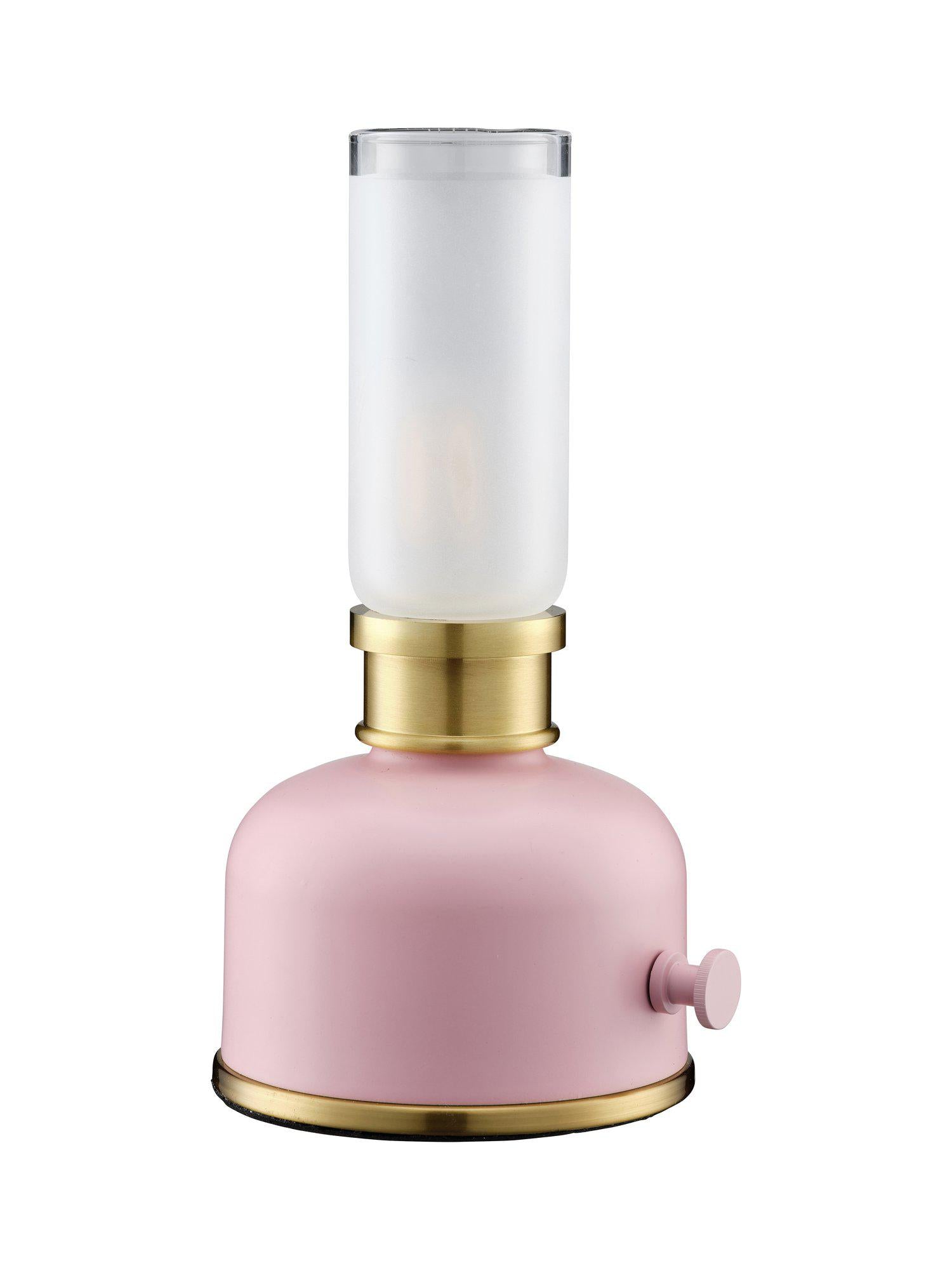 Bordslampa Frida från PR Home, en portabel retro-inspirerad lampa med varmt ljus och USB-C-laddning. Höjd 22 cm.