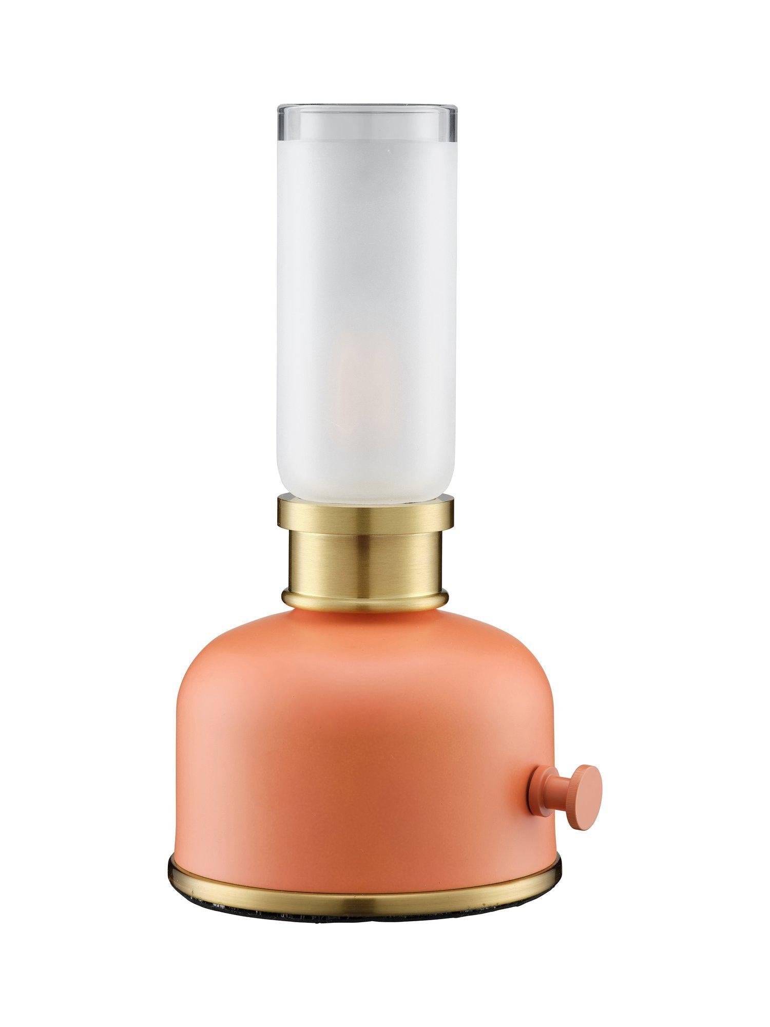 Bordslampa Frida från PR Home, en portabel retro-inspirerad lampa med varmt ljus och USB-C-laddning. Höjd 22 cm.