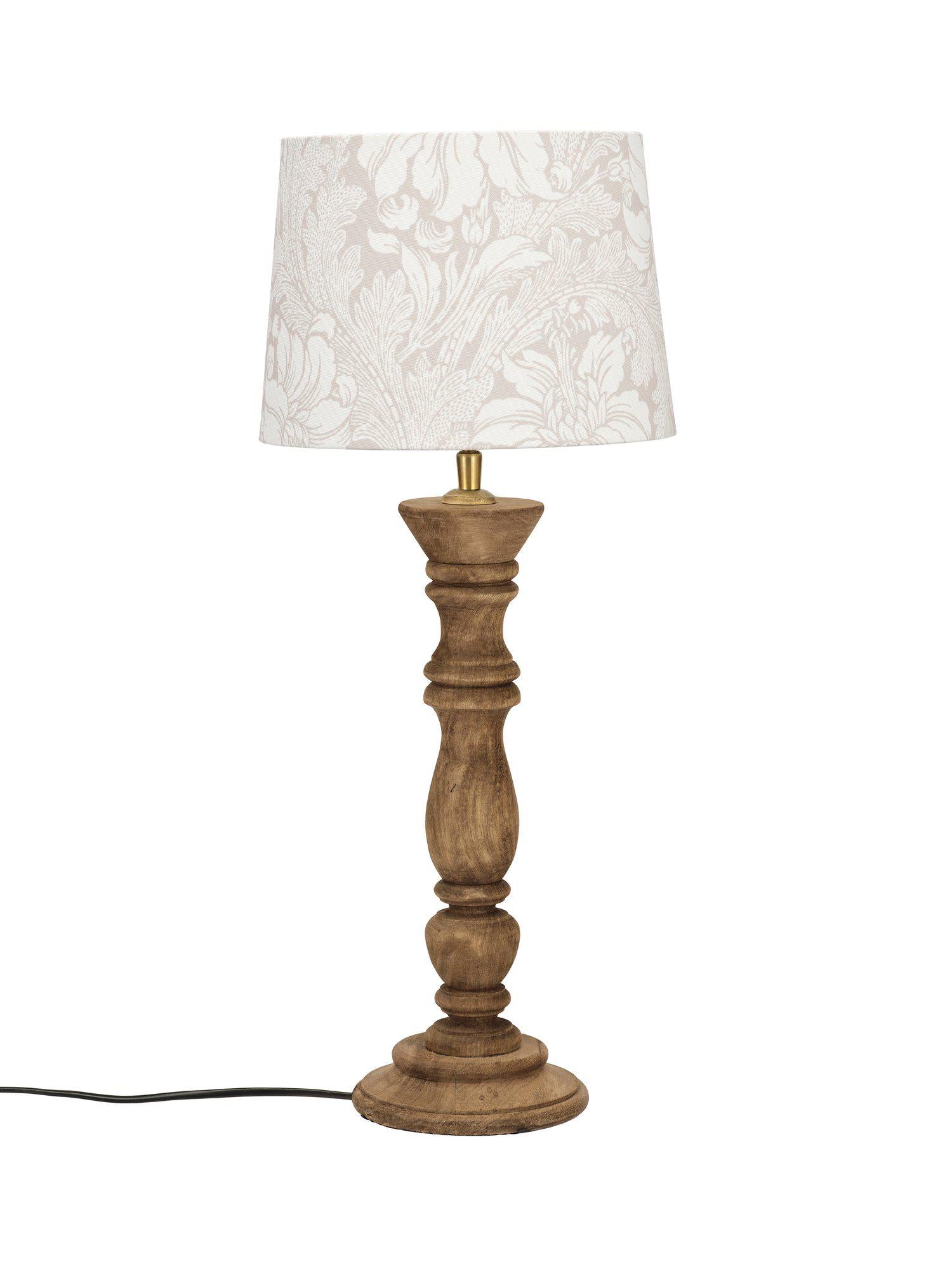 Lampfot av trä med elegant beige Acanthus-skärm från PR Home. Organisk design och blommönster, perfekt för stue.