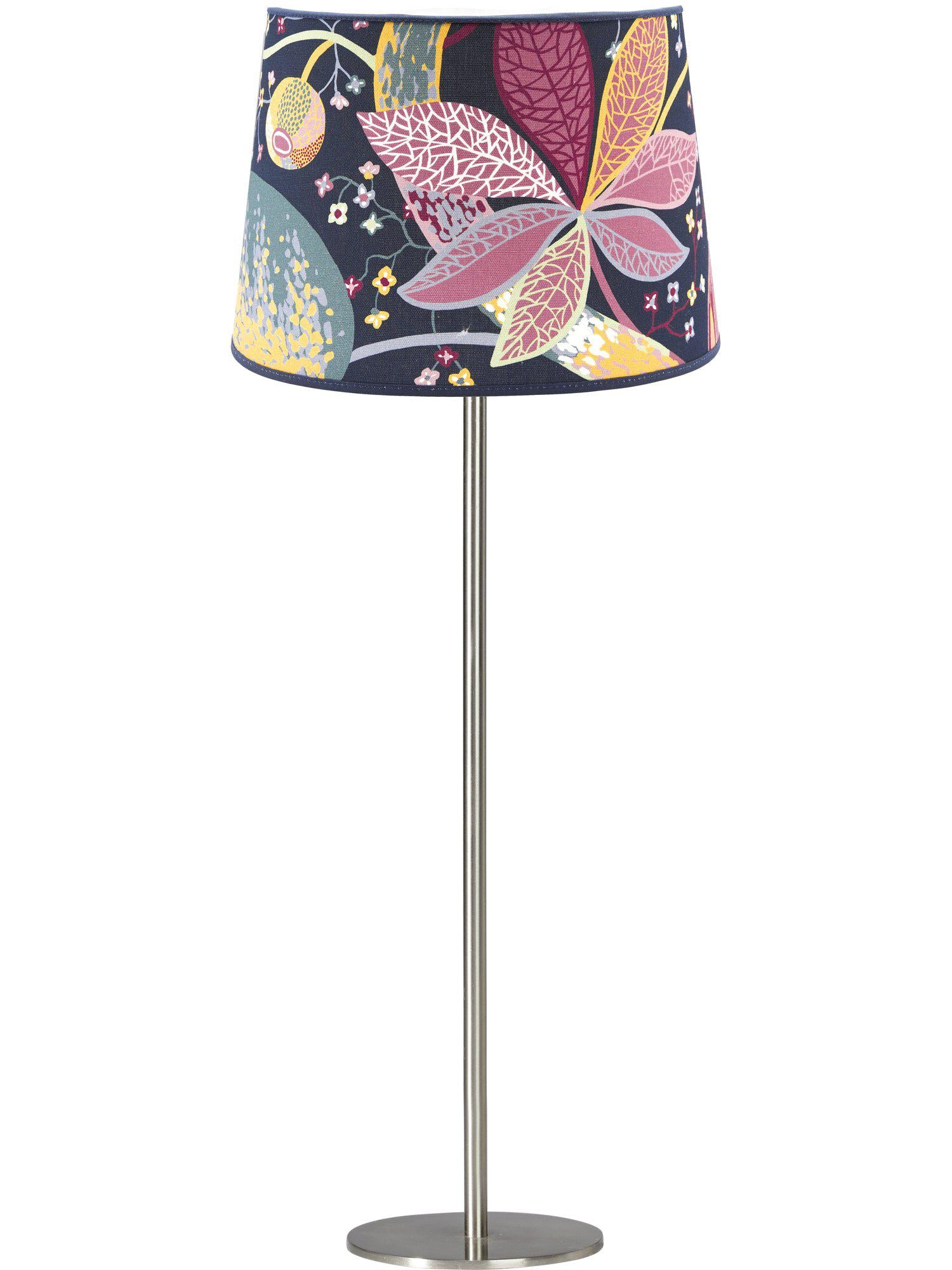 Base lampfot från PR Home i silver med mönstrad Sofia lampskärm, perfekt för stilren belysning. Höjd 72 cm.