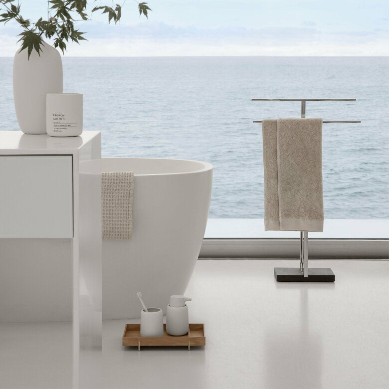 Blomus Fraga doftljus i Flint Stone med Rose & White Musk, handgjort av sojavax, brinner i 25 timmar.