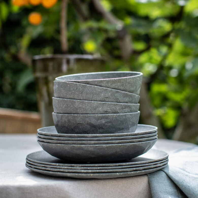 Fasetterad tallrik i biocirkulära material, perfekt för utomhusmåltider och återvinningsbar. Stilren design för festliga tillfällen.