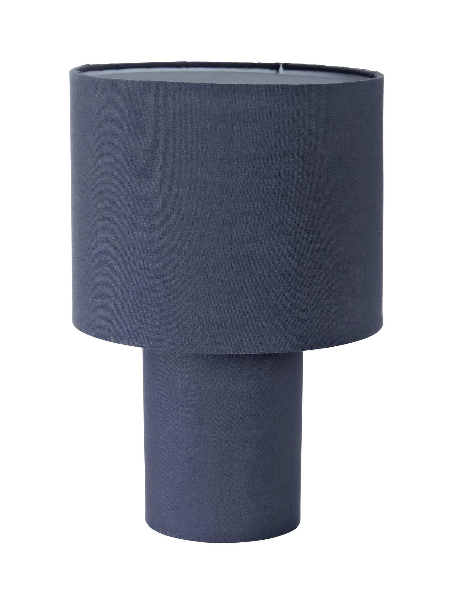 Elegant bordslampa Leah från PR Home med blå textilskärm och fot, ger mjukt ljus för mysiga stunder. 28 cm hög.
