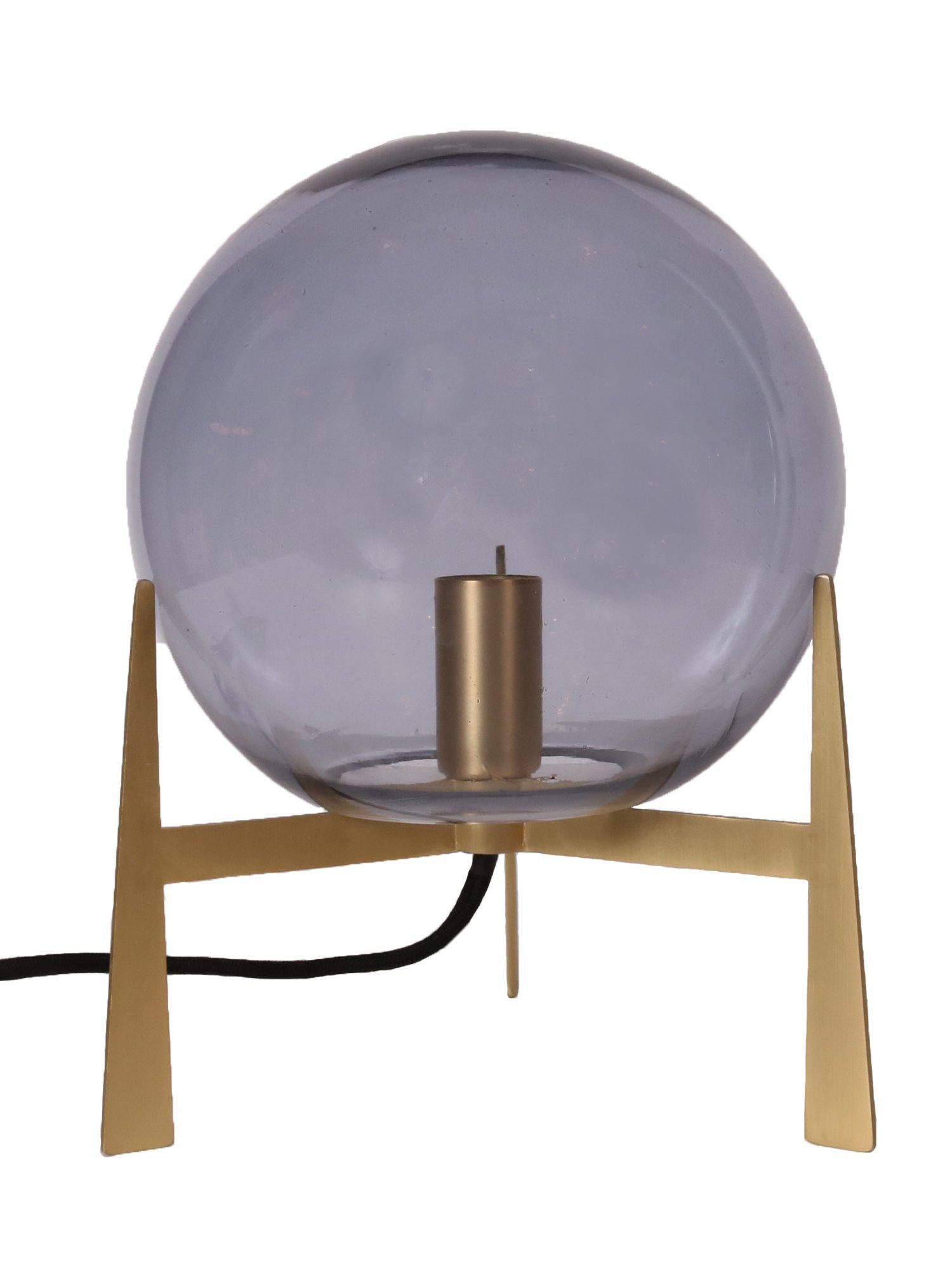Milla bordslampa från PR Home med rund glaskupa och mässingsfot, perfekt för stilren belysning i hemmets alla rum.