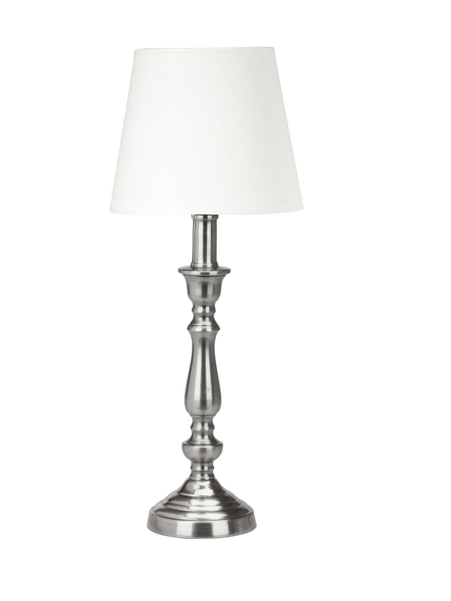 Elegant Therese lampfot i antiksilver med off-white linneskärm från PR Home, perfekt som sänglampa eller bordsbelysning.