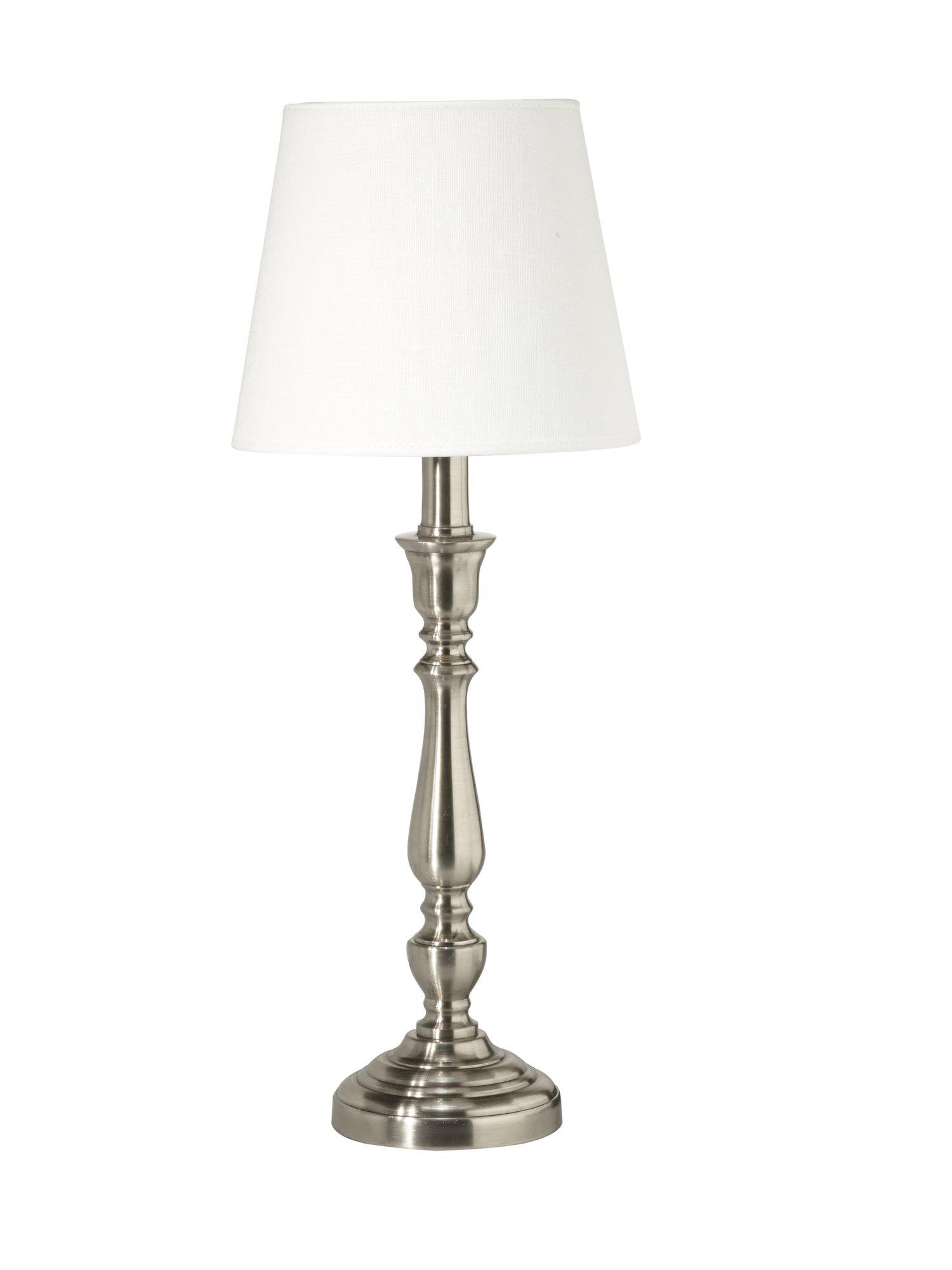 Elegant lampfot i antiksilver med avtagbar off-vit linneskärm från PR Home, totalhöjd 51 cm, perfekt för alla inredningsstilar.