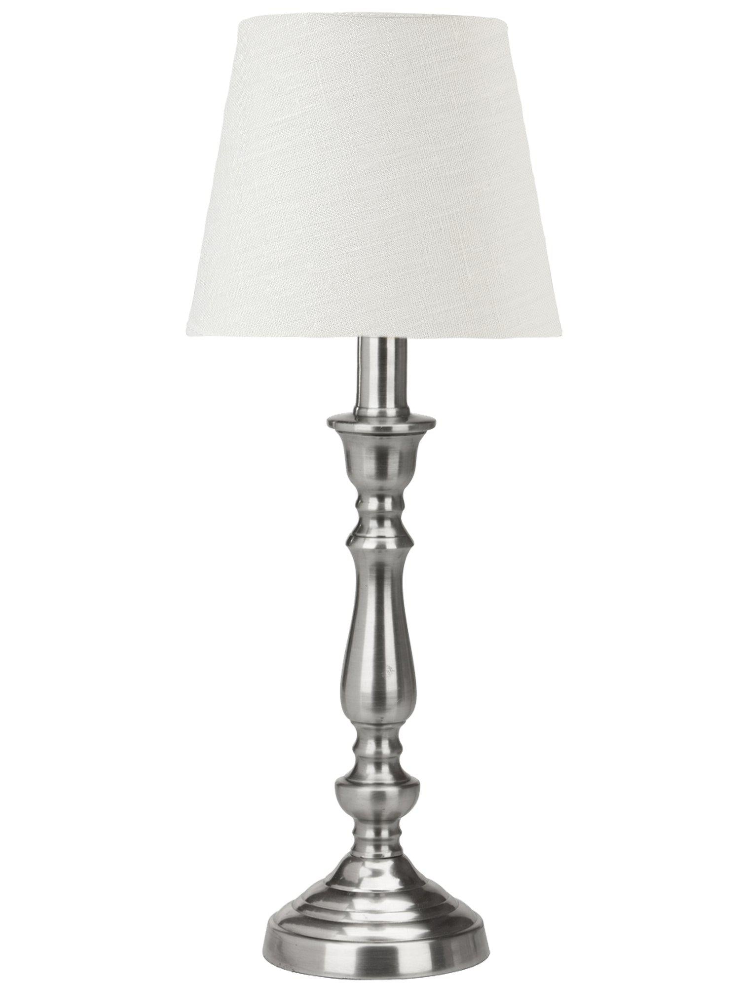 Elegant lampfot i antiksilver med off-vit linneskärm från PR Home, perfekt för att skapa en mjuk atmosfär.