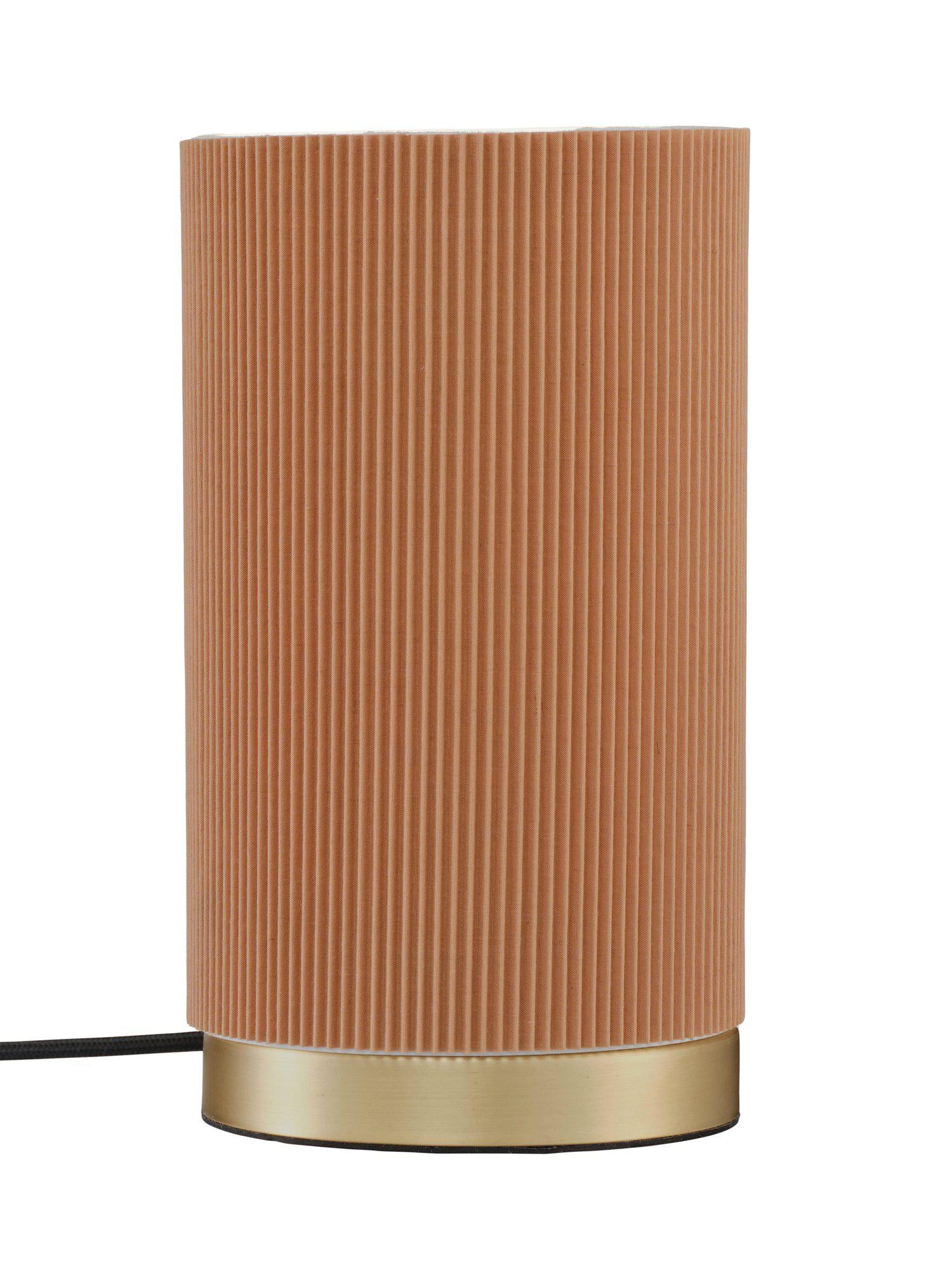 Stilren bordslampa från PR Home med veckad lampskärm i brun polyester och metallbas i matt guld. Perfekt för eleganta ytor.
