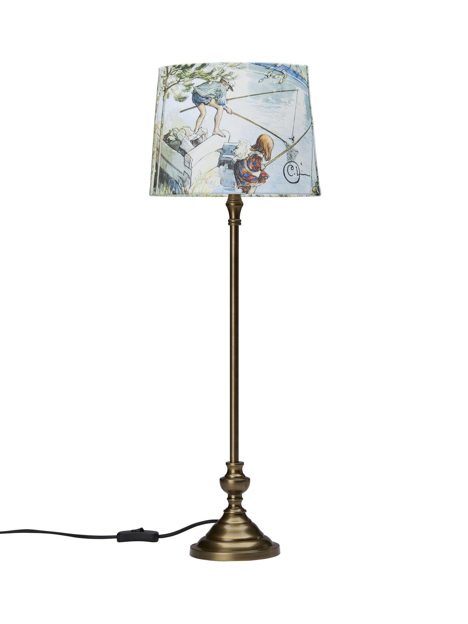 Andrea bordslampa från PR Home med Carl Larsson-inspirerad skärm och elegant guldfinish, perfekt för stilren inredning.