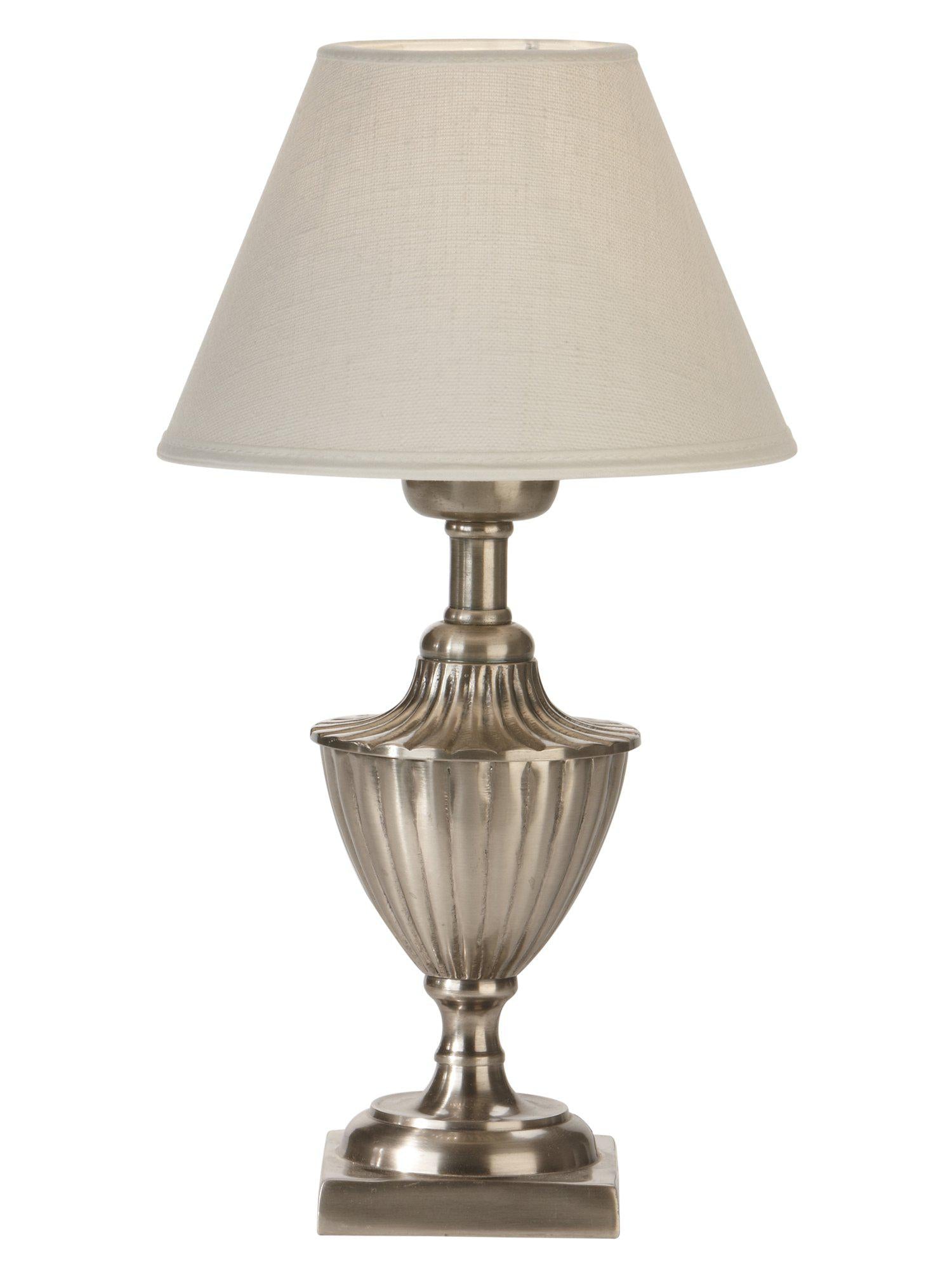 Pollino lampfot i antiksilver med offVit linne skärm, elegant belysning från PR Home. Hela höjden är 33 cm.