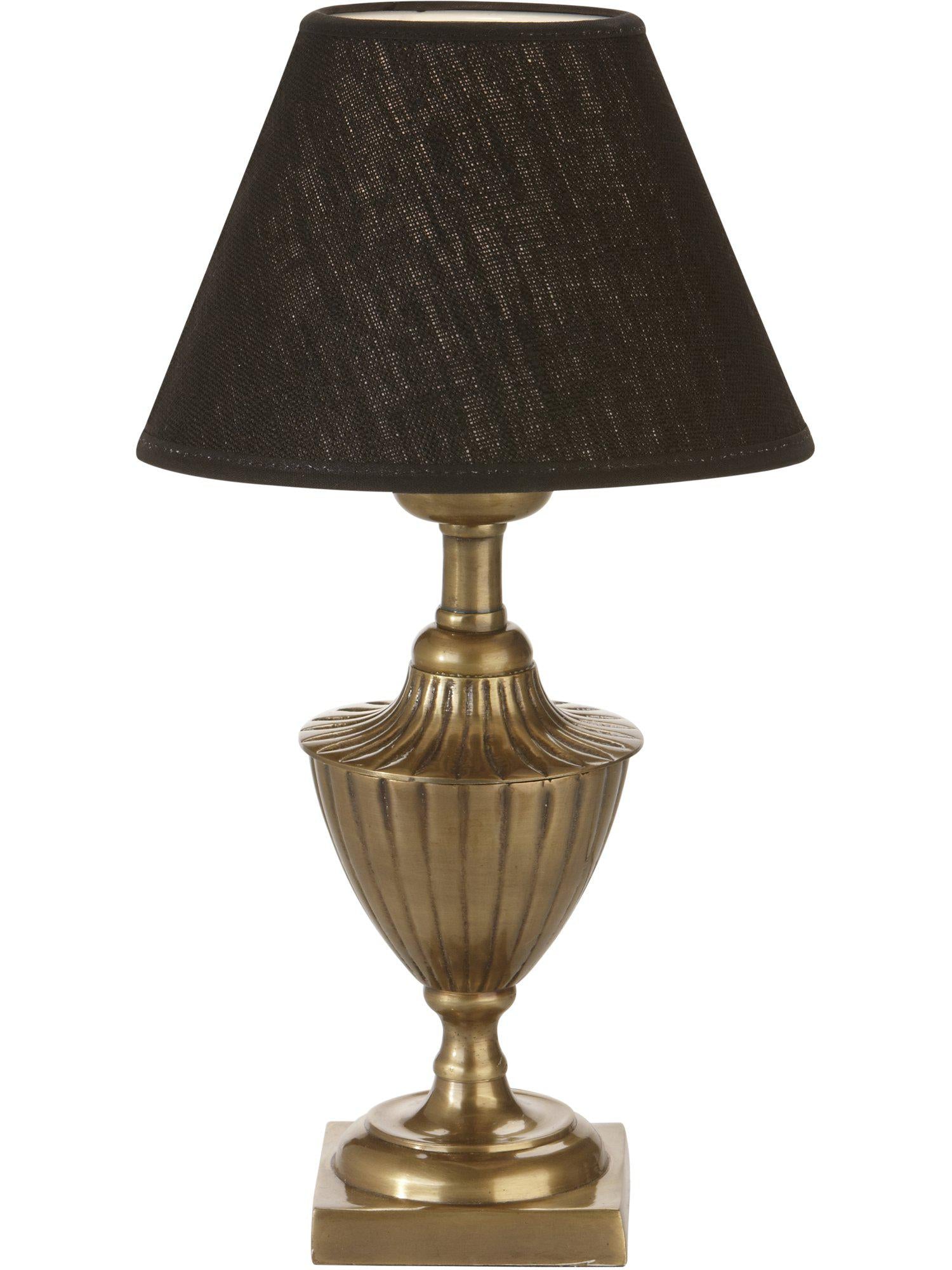 Pollino lampfot i antikmässing från PR Home, med svart linne skärm och elegant design för inomhusbruk. Totalhöjd 33 cm.