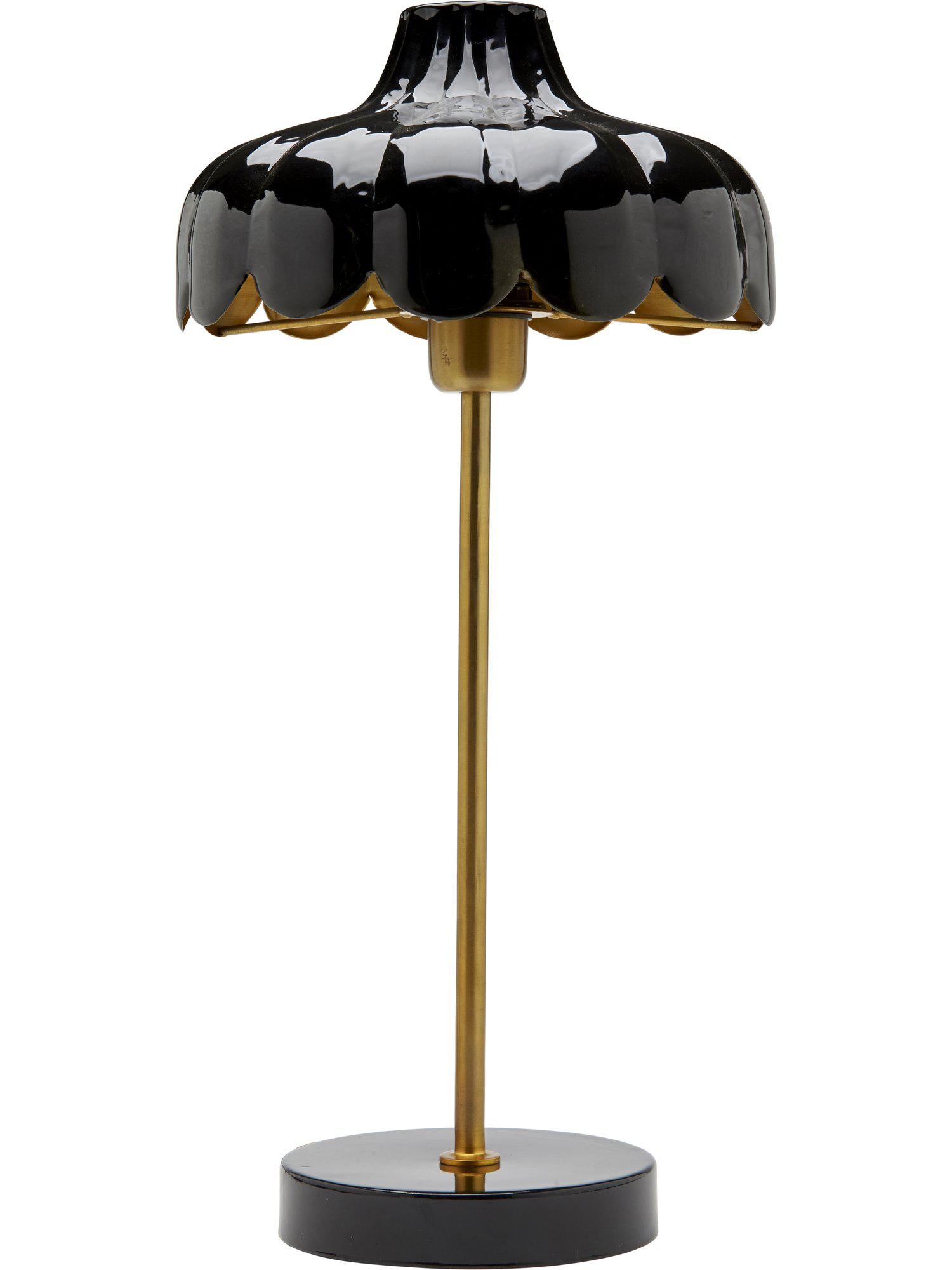Elegant bordslampa Wells från PR Home med blommönstrad skärm och guldfärgad insida för ett varmt ljus. H50 cm, B24xD24 cm.
