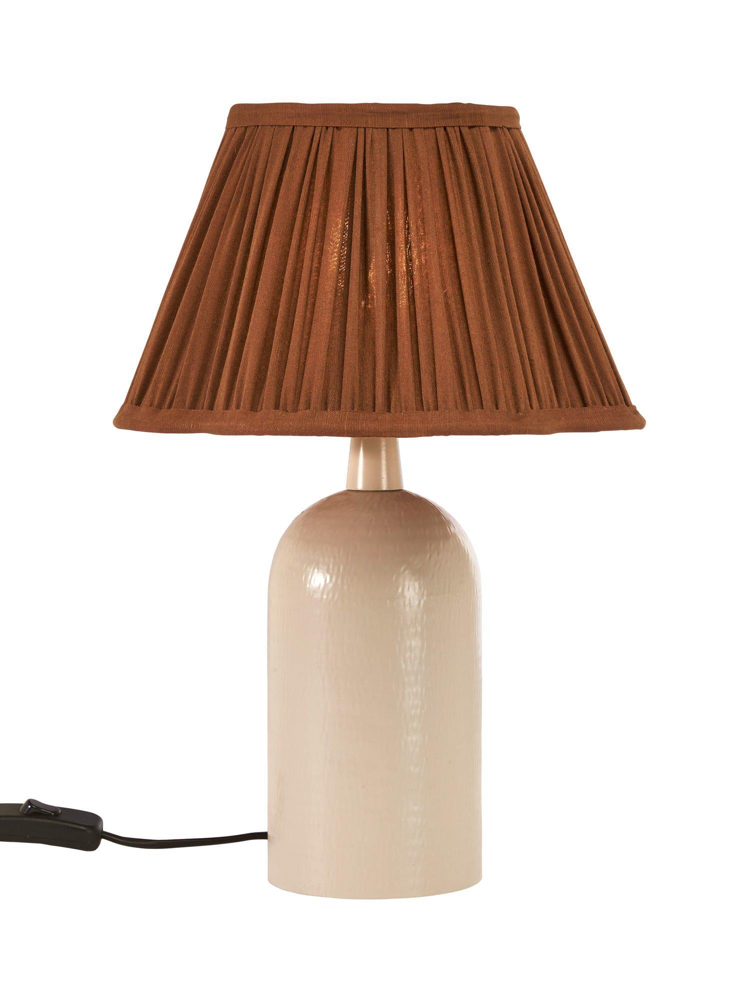 Stilren bordslampa från PR Home med hamrad metallfot och rynkad skärm i sidenlook, perfekt för mysig belysning.