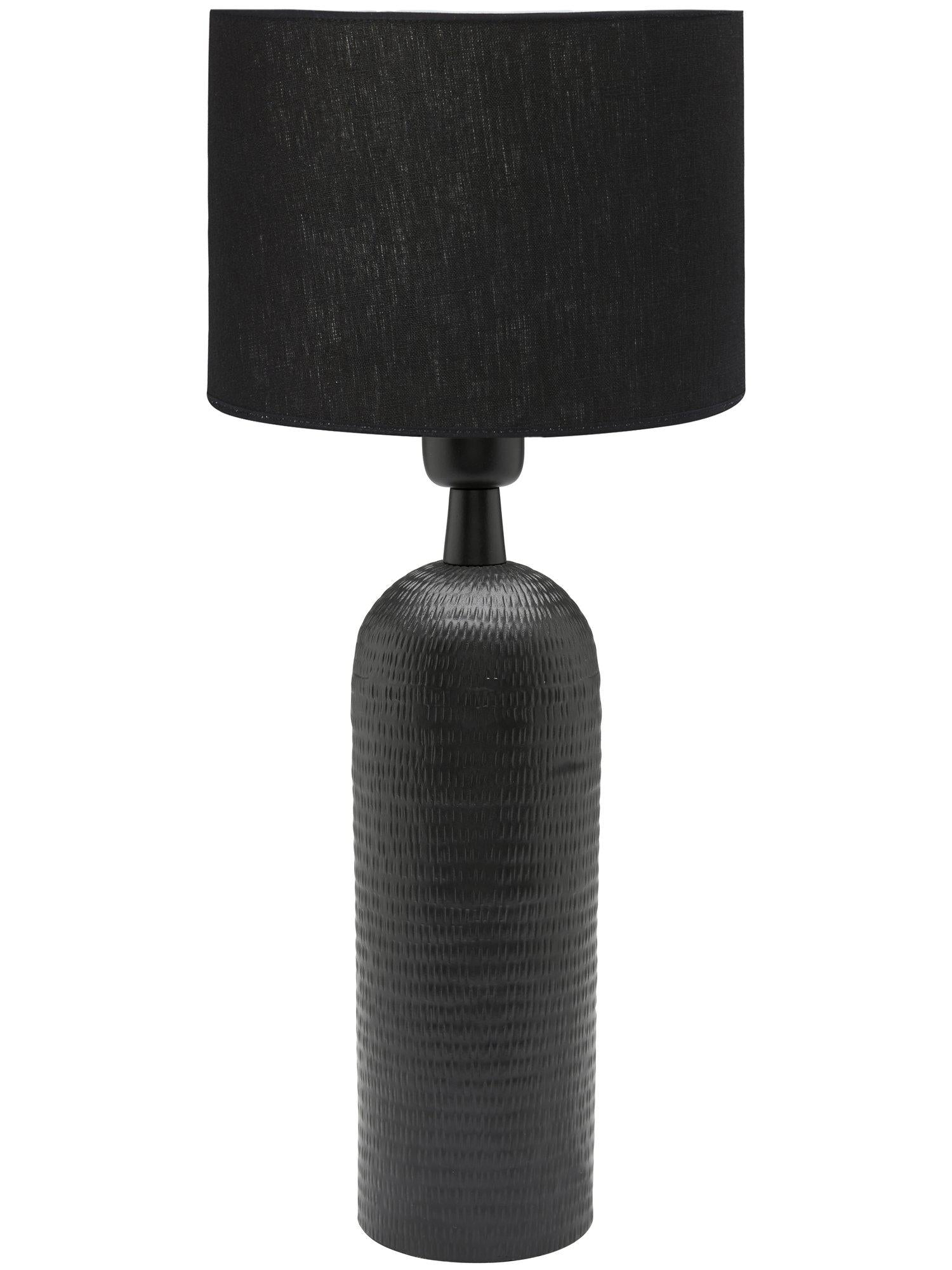 Riley lampfot i hamrad metall med svart skärm från PR Home, stilren belysning som kombinerar elegans och funktionalitet.