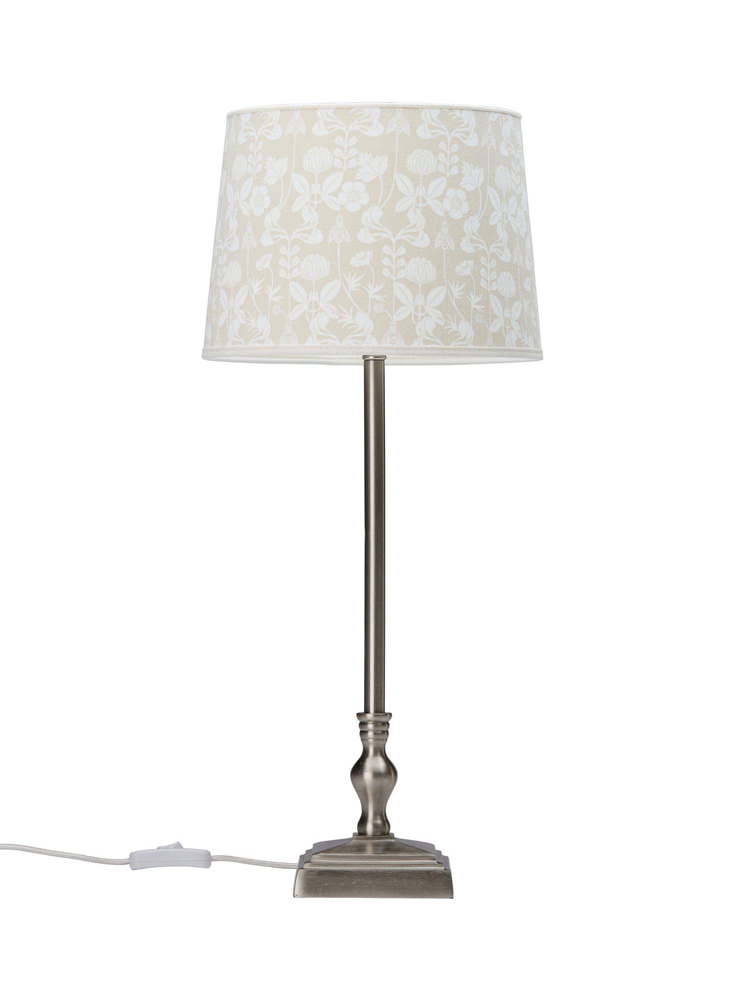 Elegant Lisa bordslampa från PR Home med silverbas, E27-sockel och konstnärlig De mina lampskärm i neutral ton.