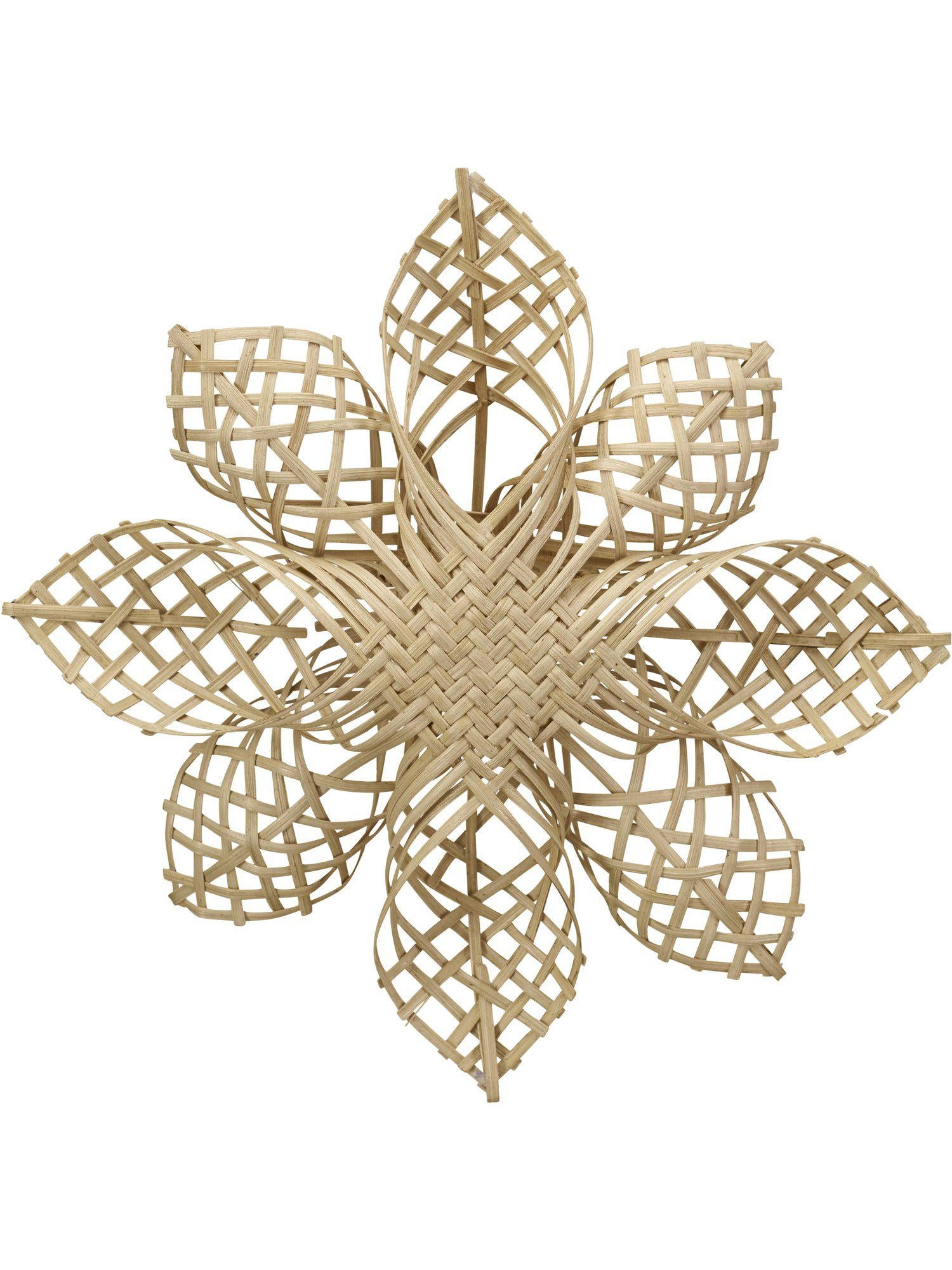 Handgjord beige adventsstjärna i rotting från PR Home, perfekt för juldekoration med unik karaktär och elegant design.