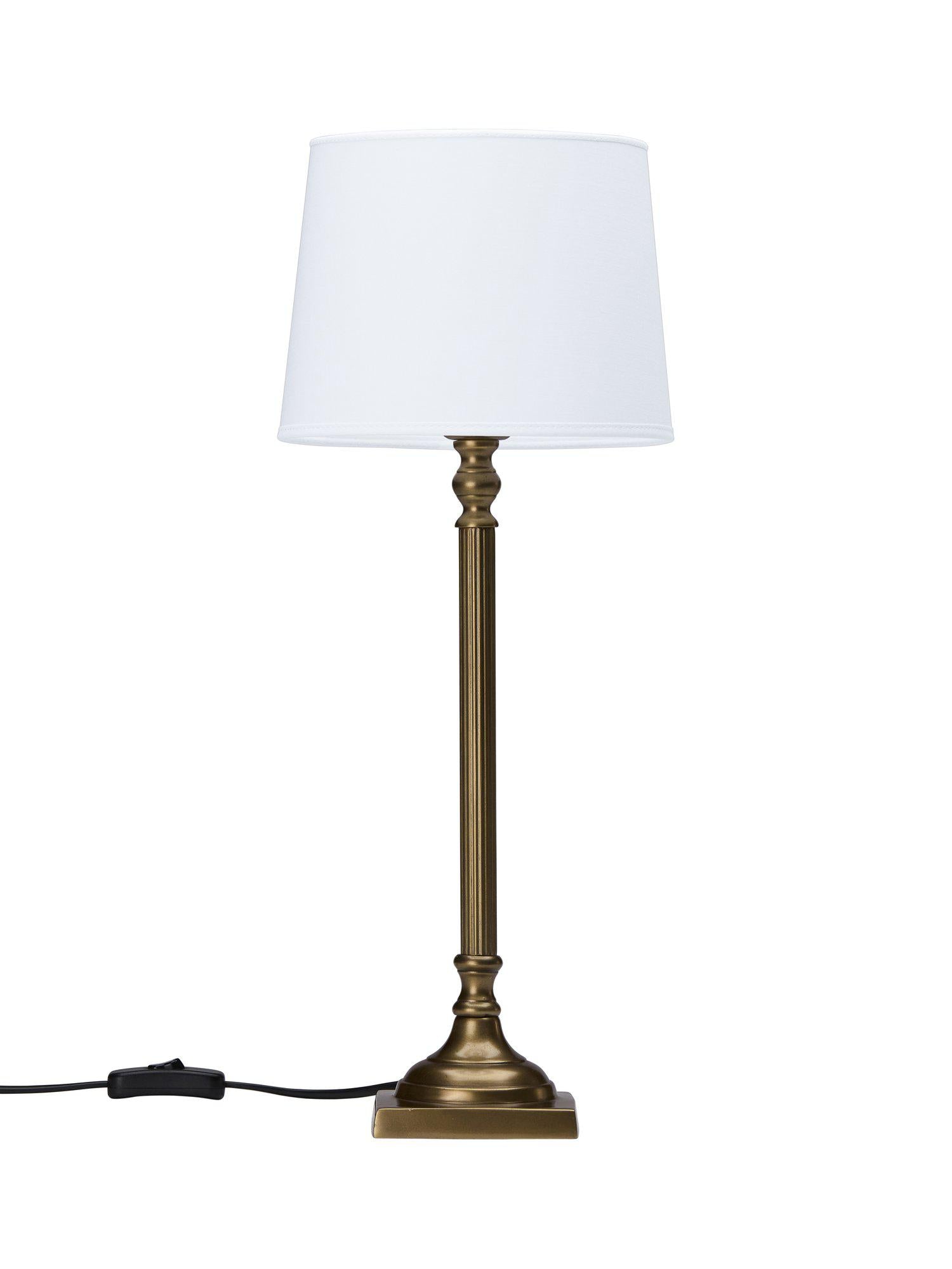 Lampfot i metall med Sofia Lampskärm från PR Home, klassisk design med vit skärm; perfekt för eleganta inredningar.