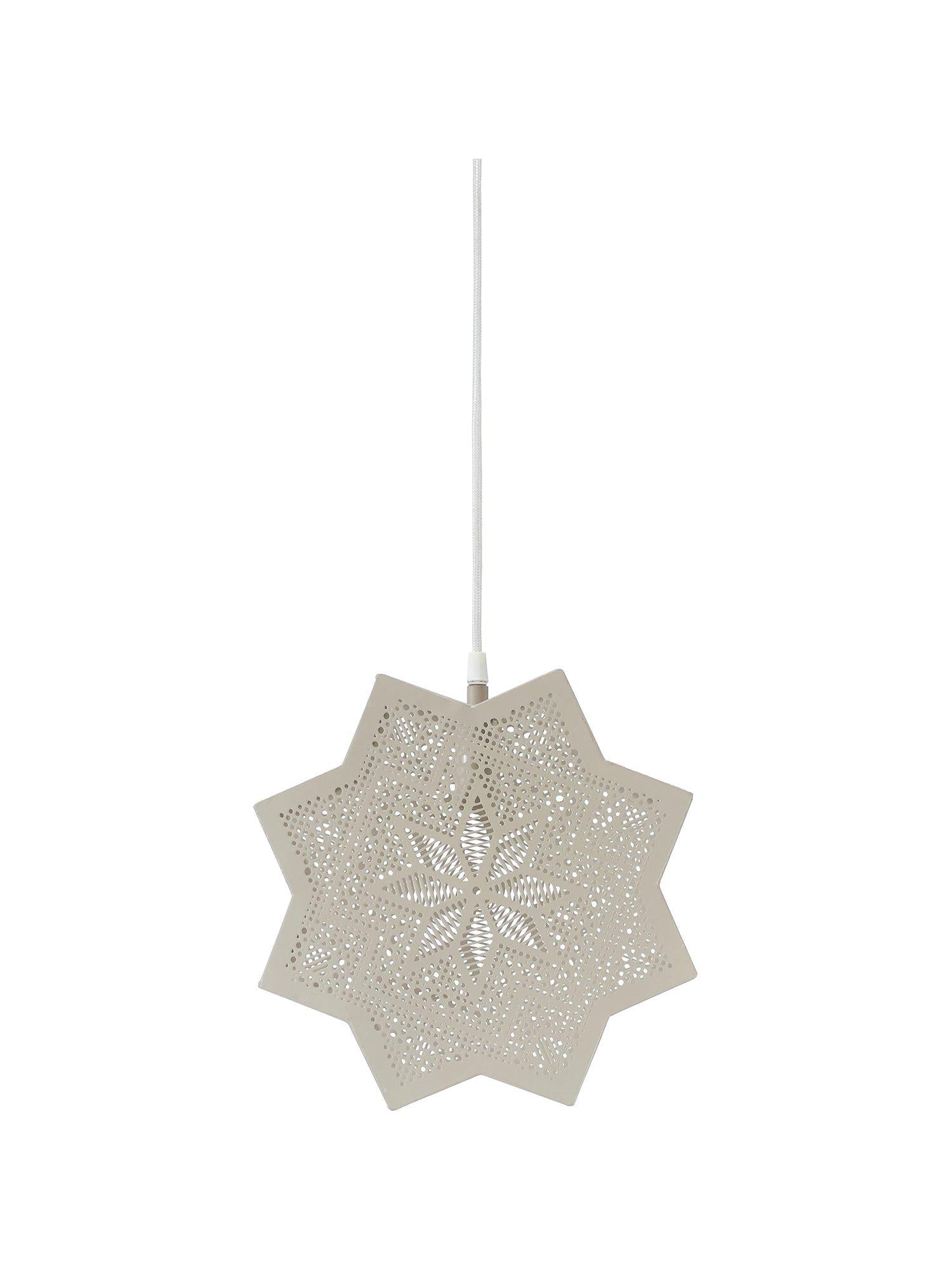 Elvira hängande adventsstjärna från PR Home i linnebeige metall med utstansat mönster, skapar mjuk belysning och julstämning.