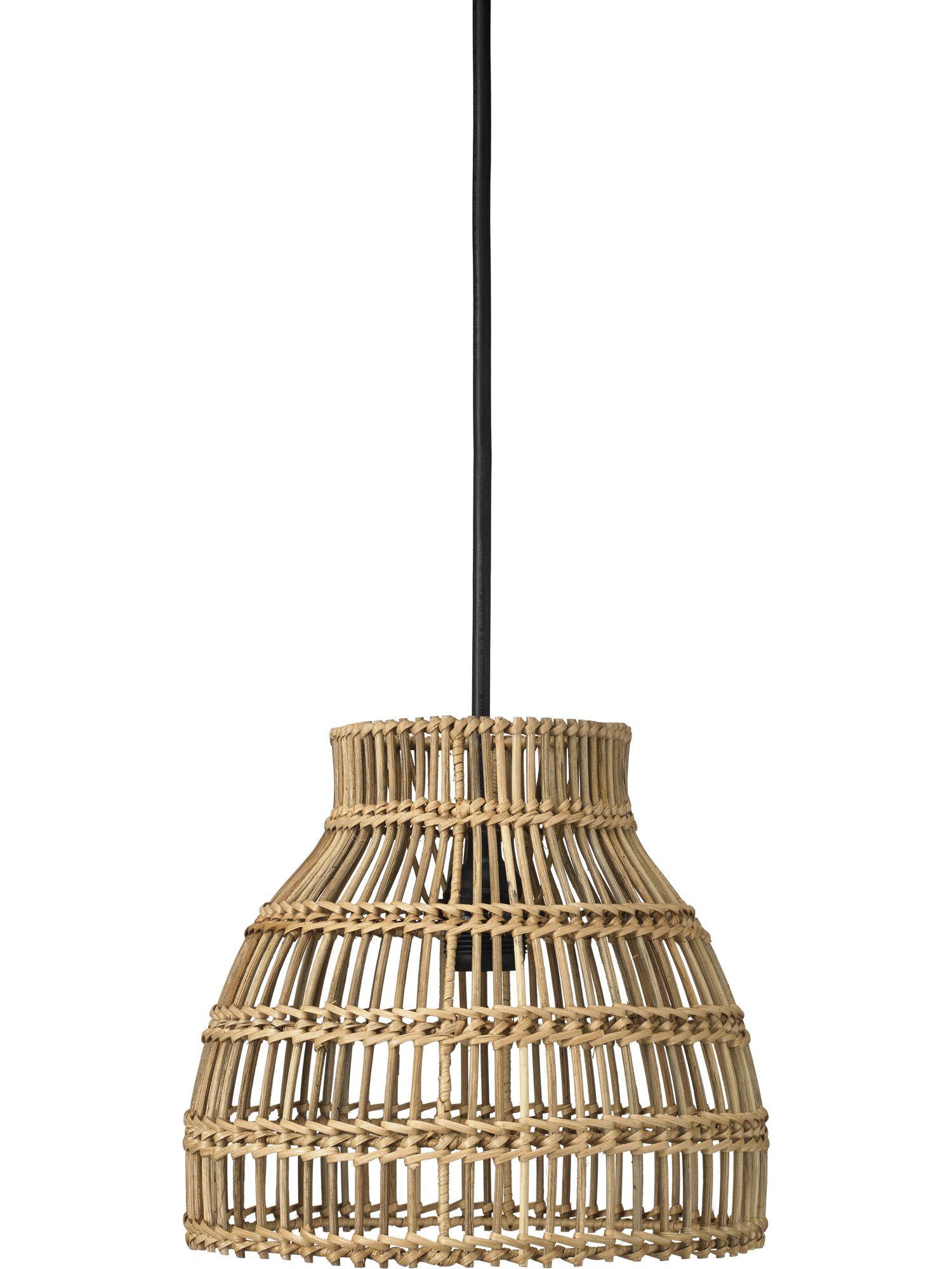 Flätad rottingskärm i beige från PR Home, skapar eleganta skuggor och passar perfekt både hängande eller ovanför en lampfot.
