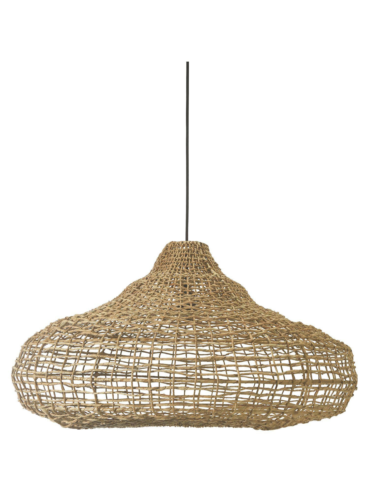 Mira taklampa från PR Home, handflätad lampakanay med organisk form i beige. Skapar mjuk atmosfär och unik karaktär.