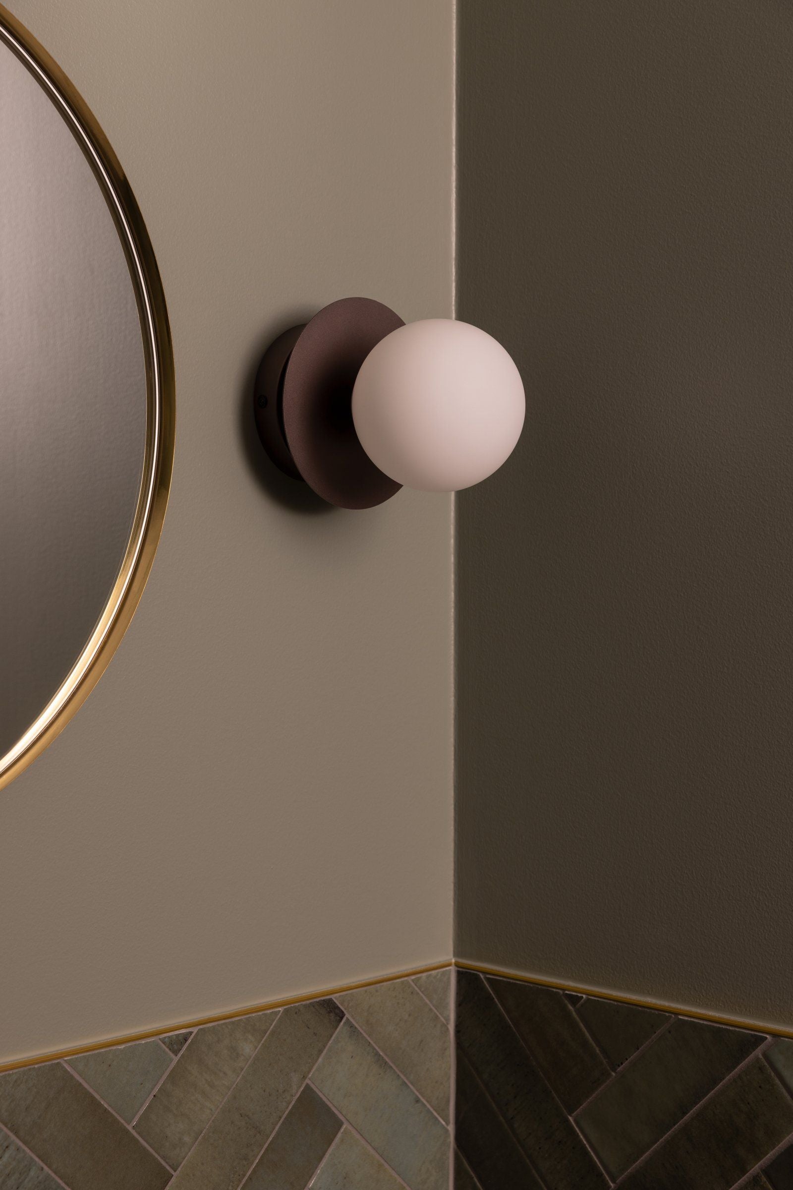 Art Deco vägg- och taklampa i tidlös design, tillverkad av metall med stilren yta, perfekt för både moderna och klassiska inredningar.