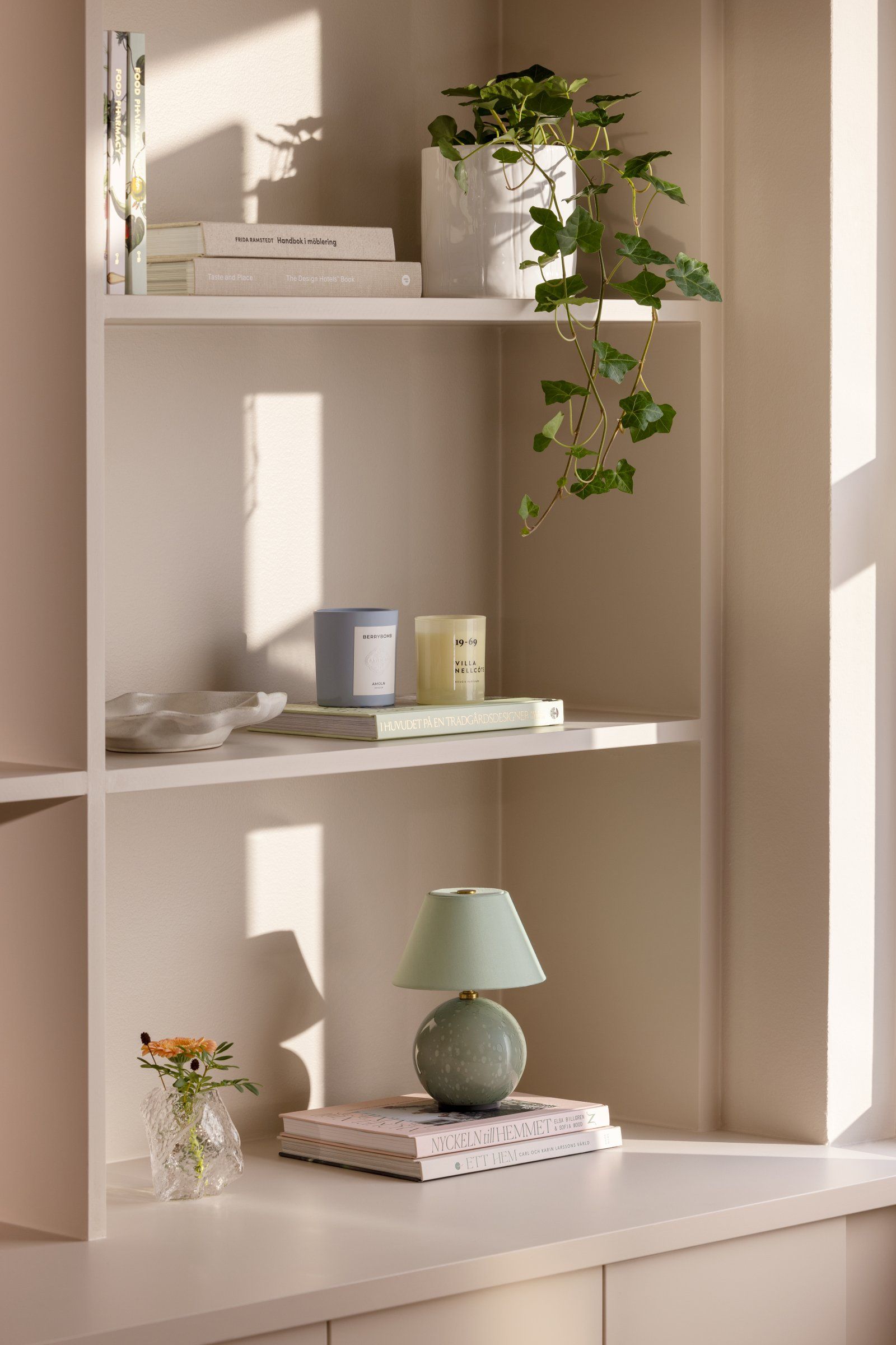 Portabel bordslampa Iris 16 med klotformad glasfot och bomullsskärm, trestegsdimmer och sladdlös drift i flera färger.
