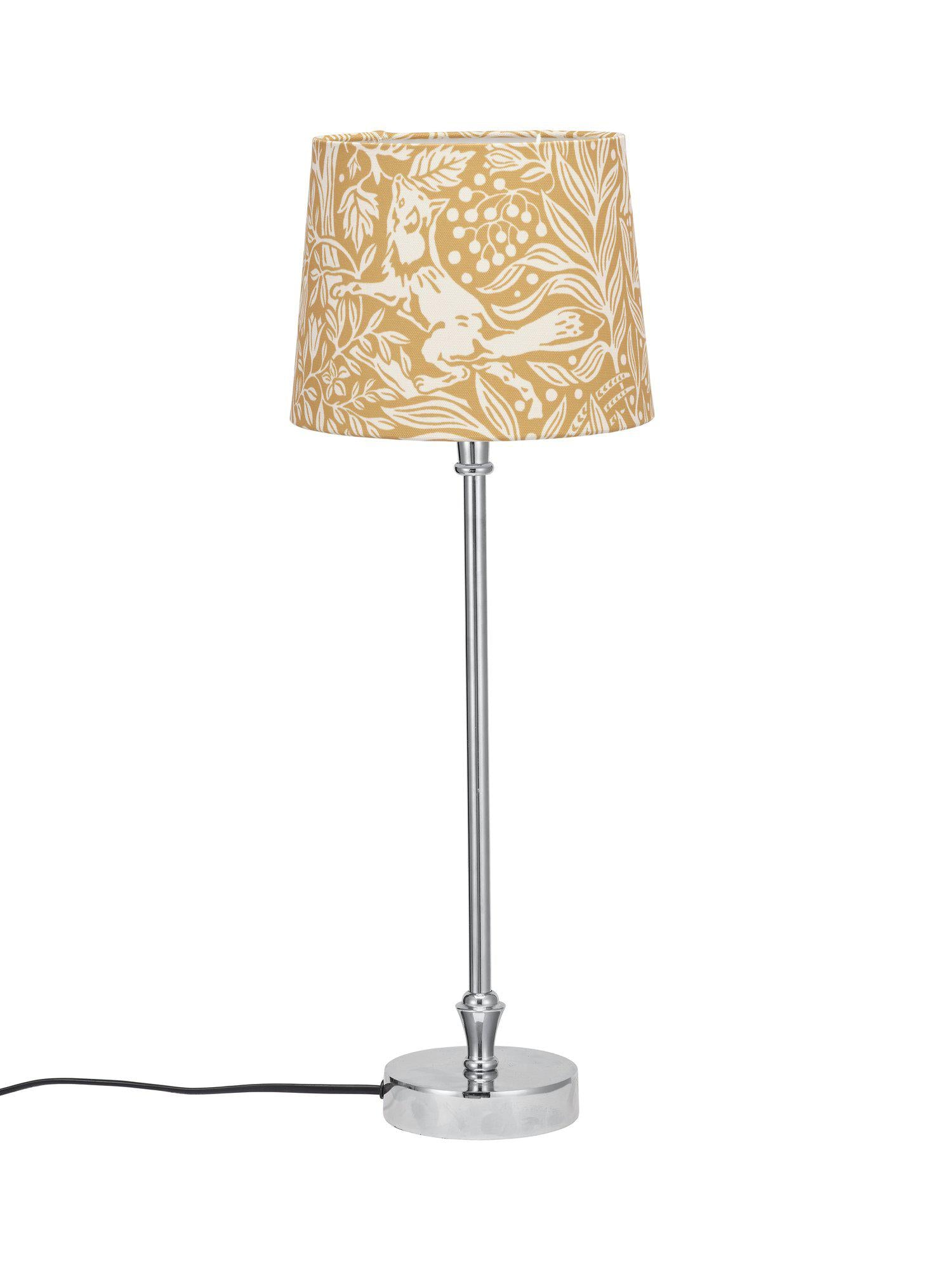 Klassisk lampfot "Under the Elder Tree" från PR Home med kromad fot och mörk lejongul lampskärm i återvunnen polyester.
