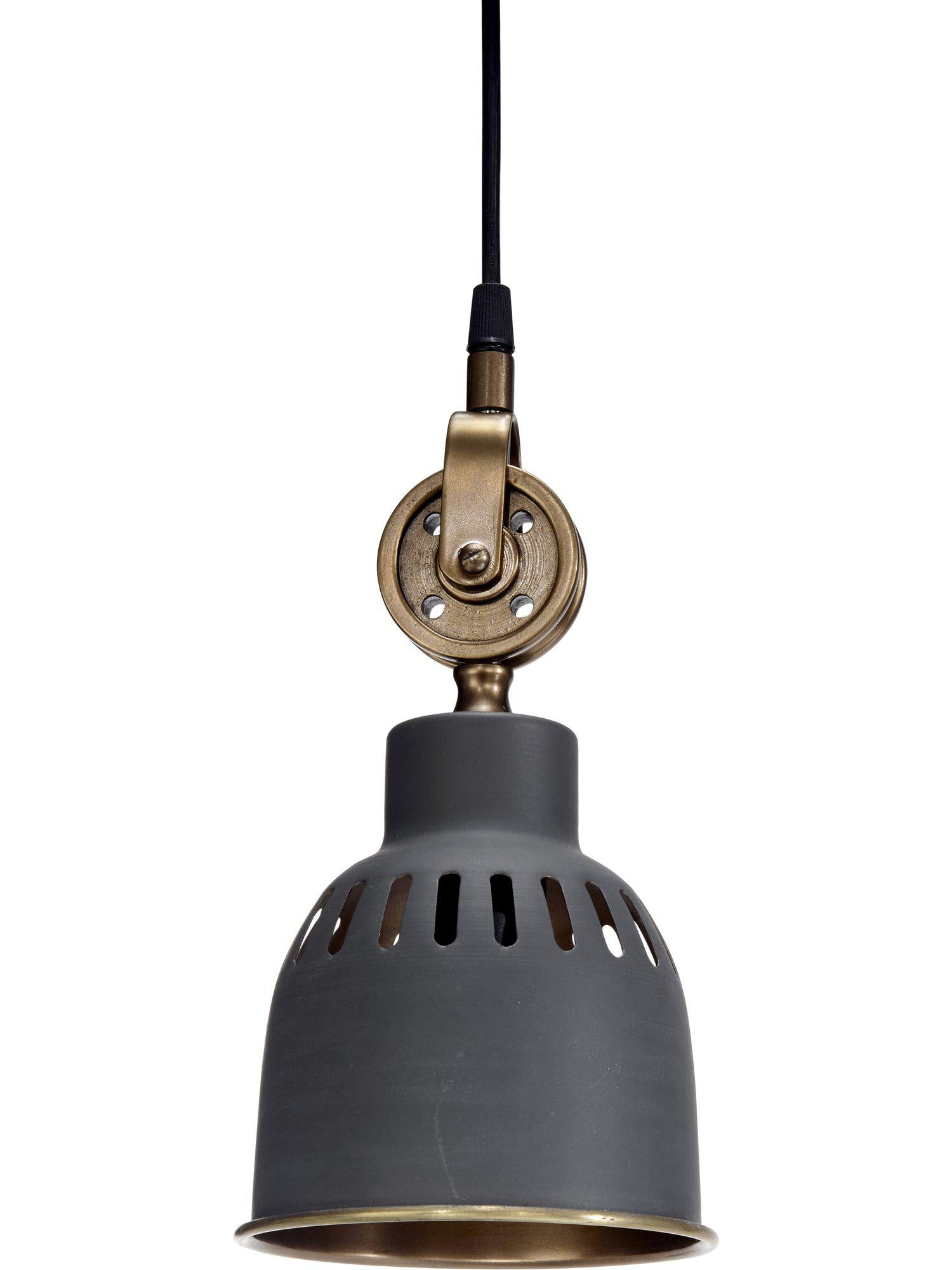 Cleveland taklampa från PR Home i svart metall, mångsidig design som passar både tak och fönster. Idealisk belysning med stil.