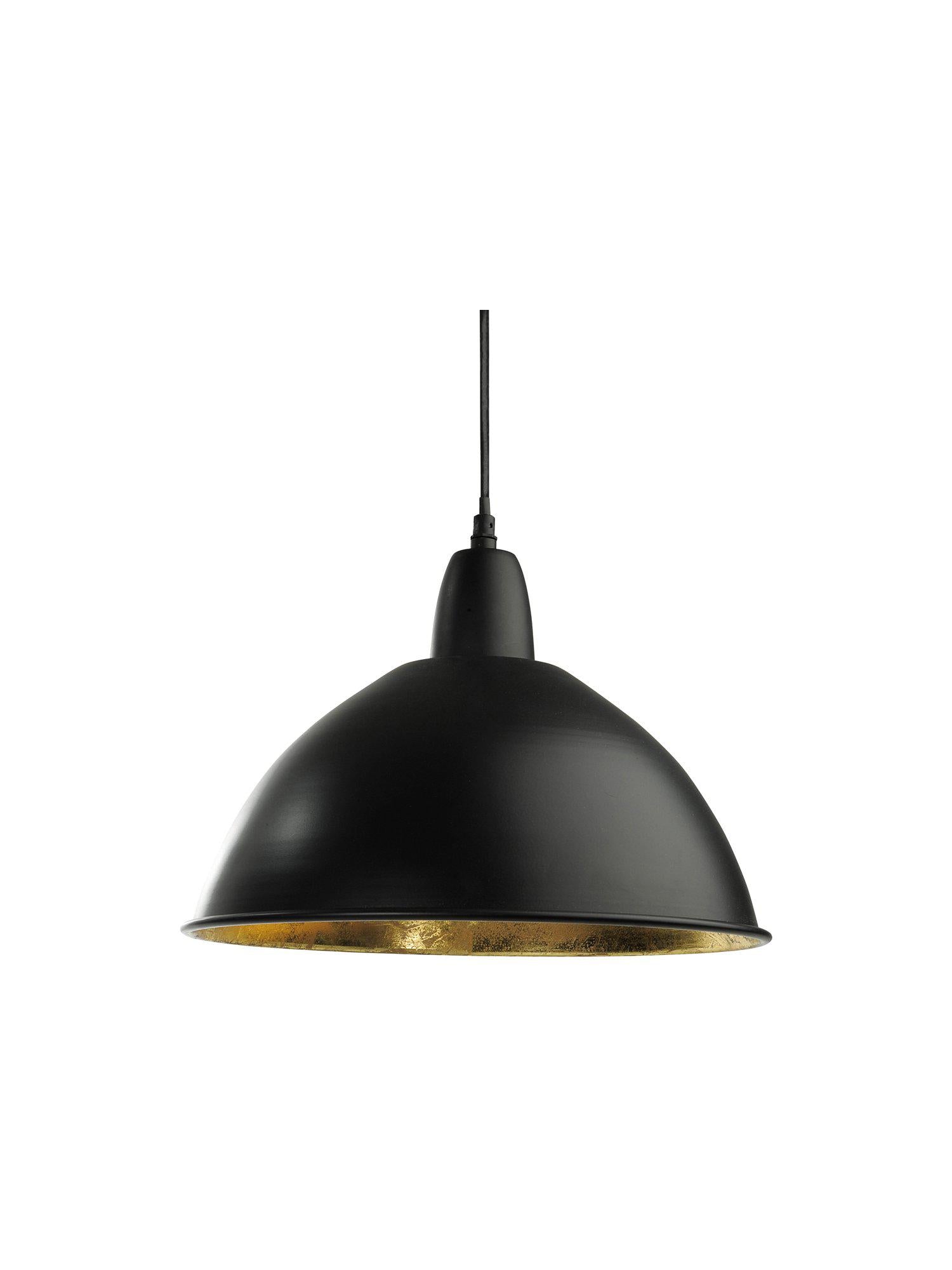 Taklampa Classic från PR Home med matt svart utsida och bladguld insida, perfekt för stilfull belysning över köksö eller matbord.