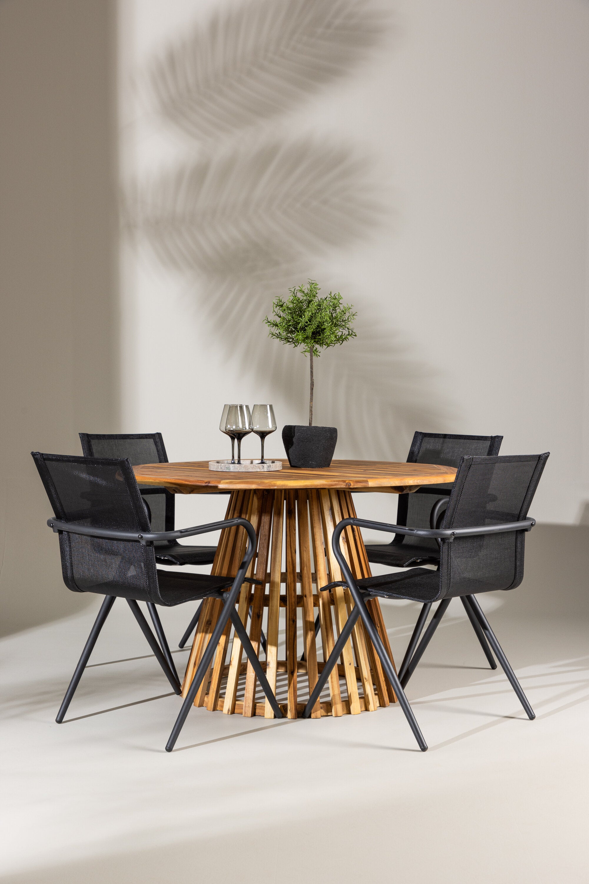 Venture Home Lumpur Matgrupp Ø120 cm Med 4 Alina Stolar