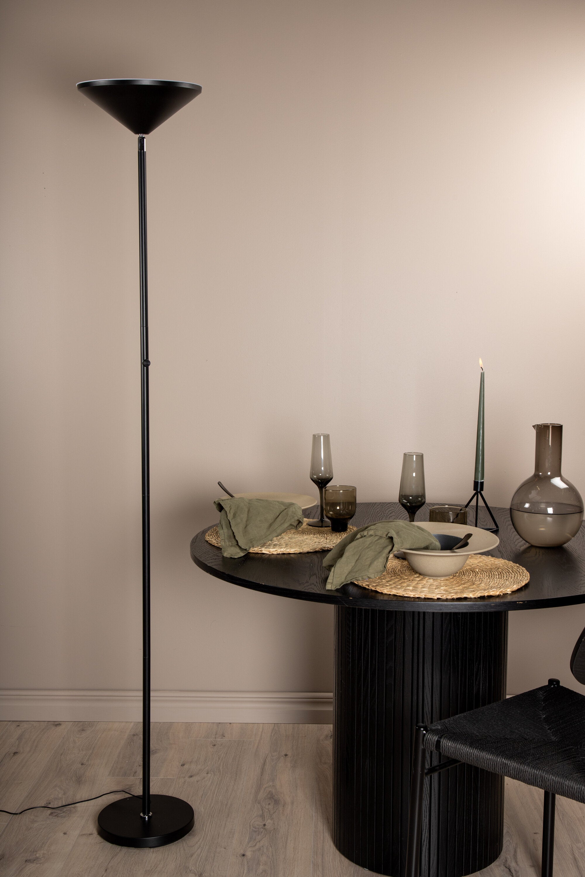 Venture Home Corong Golvlampa Svart