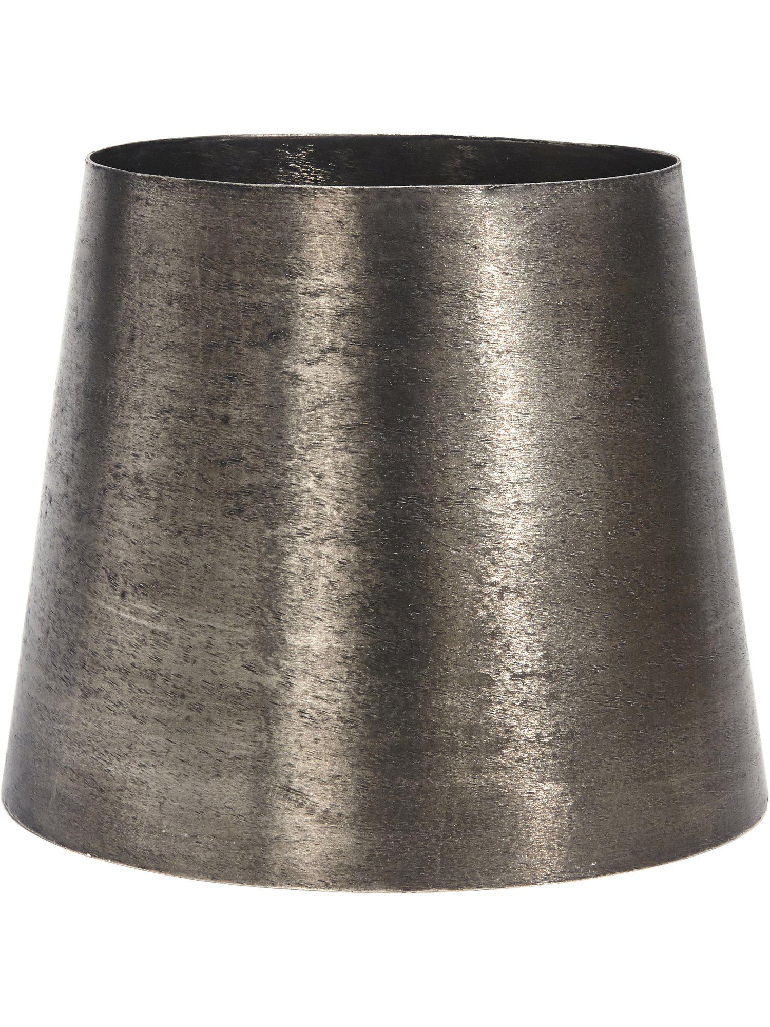 Mia lampskärm från PR Home i silver, modern cylindrisk design av metall som sprider ljus effektivt. Perfekt för stilren inredning.