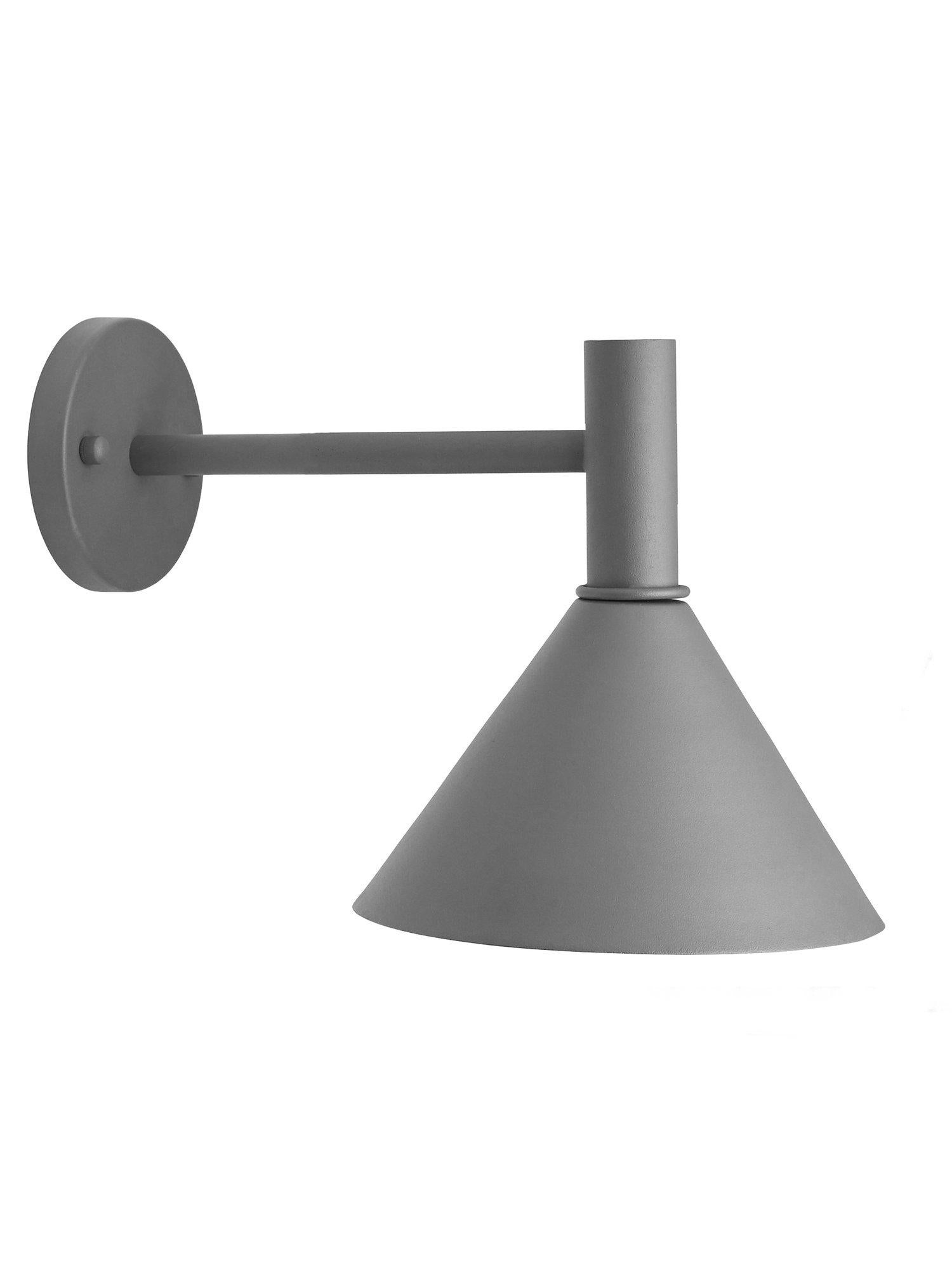 Elegant vägglampa i pulverlackad metall från PR Home, grå med E27 lamphållare för både glödlampor och LED-belysning.