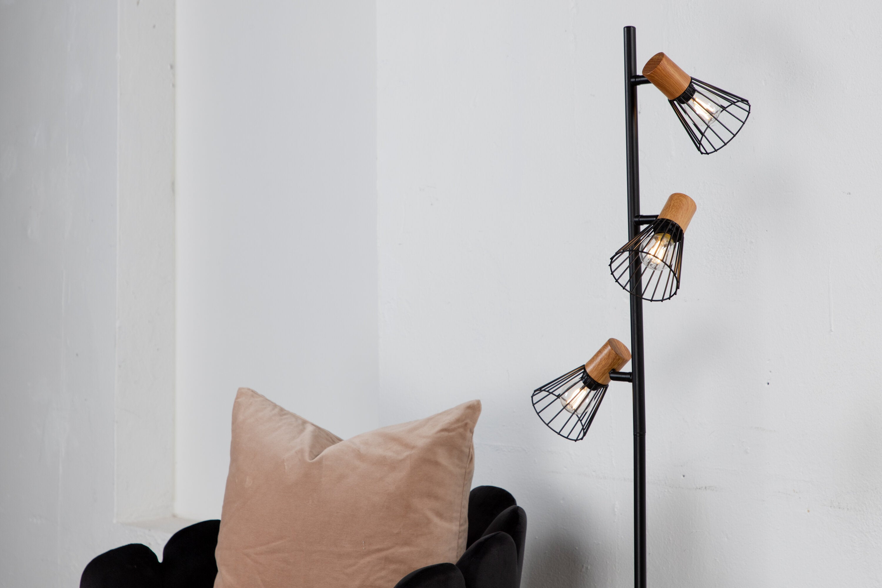 Venture Home Atticus Golvlampa Svart/trä