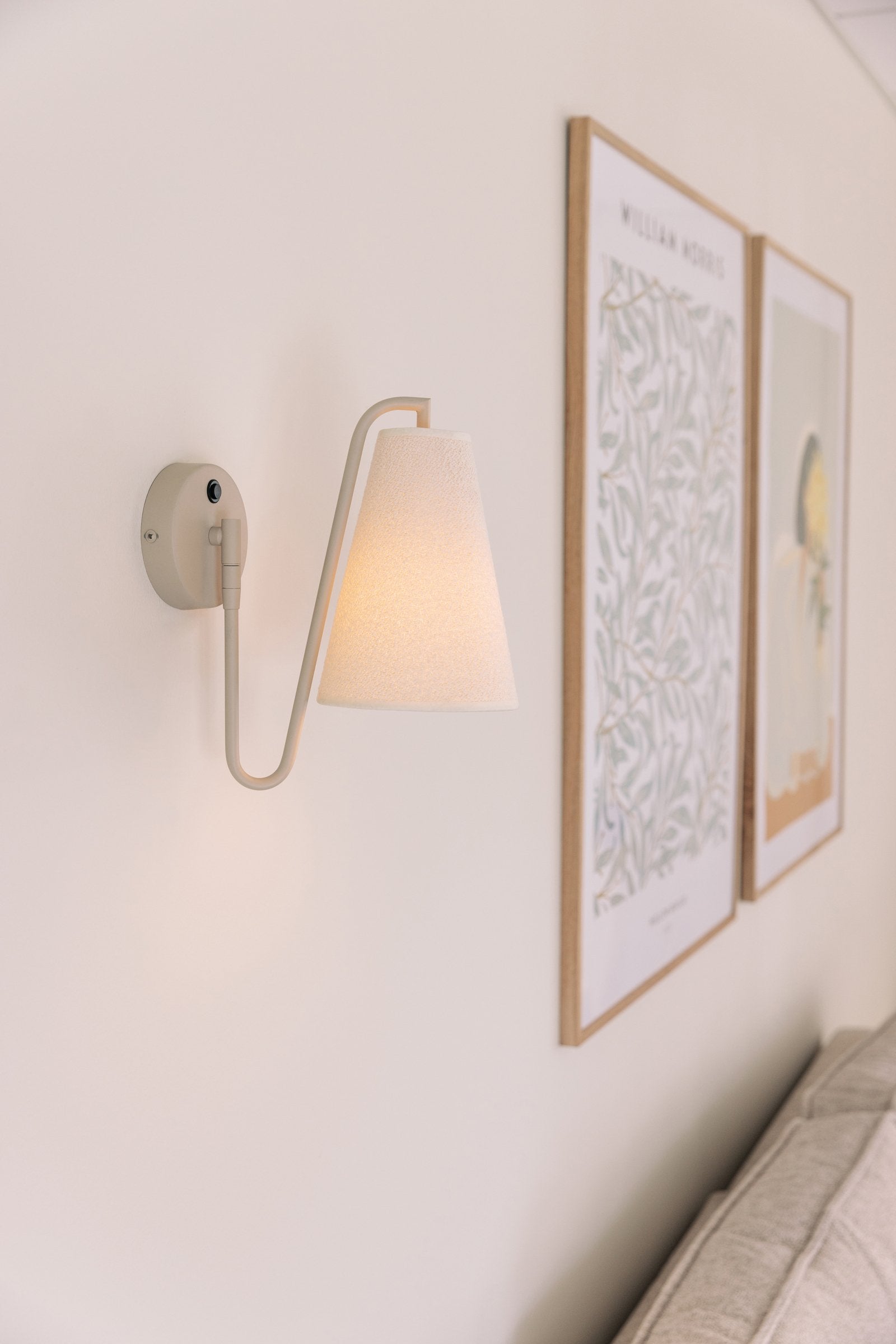 Globen Lighting Vägglampa Lou Bouclé Vit/Beige