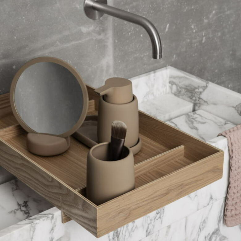 Stilren blomus Sono sminkspegel Ø17 cm med 5x förstoring för badrum och sminkbord, tillverkad av keramik och silikon.