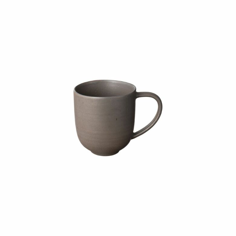 KUMI mugg i espresso med handtag, 29 cl. Minimalistisk keramikdesign med unik reaktiv glasyr och halvmatt yta.