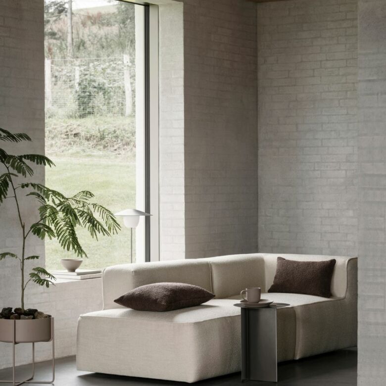 Kumi mugg från Blomus i keramik med handtag och unik Fungi-glasyroverflöd, minimalistisk design för elegant bordsdukning.