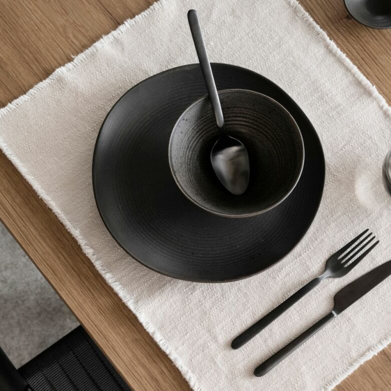 KUMI skål i espresso, keramik Ø14 cm. Minimalistisk japansk design med unik glasyreffekt och halvmatt yta. Diskmaskinssäker och elegant.