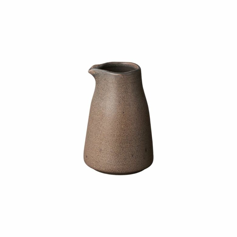 Gräddkanna i keramik från KUMI-serien, 29 cl espresso-färgad med unik reaktiv glasyryta. Elegant och minimalistisk design.