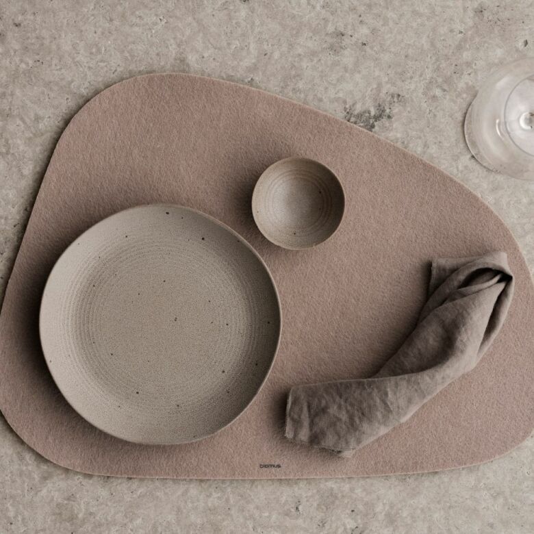 KUMI Tallrik Ø26 cm i Fungi - unik keramik med japansk reaktiv glasyreffekt och minimalistisk design, perfekt för eleganta måltider.