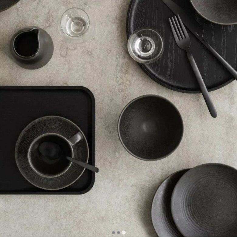 KUMI Sidotallrik Ø16 cm i espresso med unik japansk reaktiv glasyr, perfekt för eleganta dukningar och matlagning.
