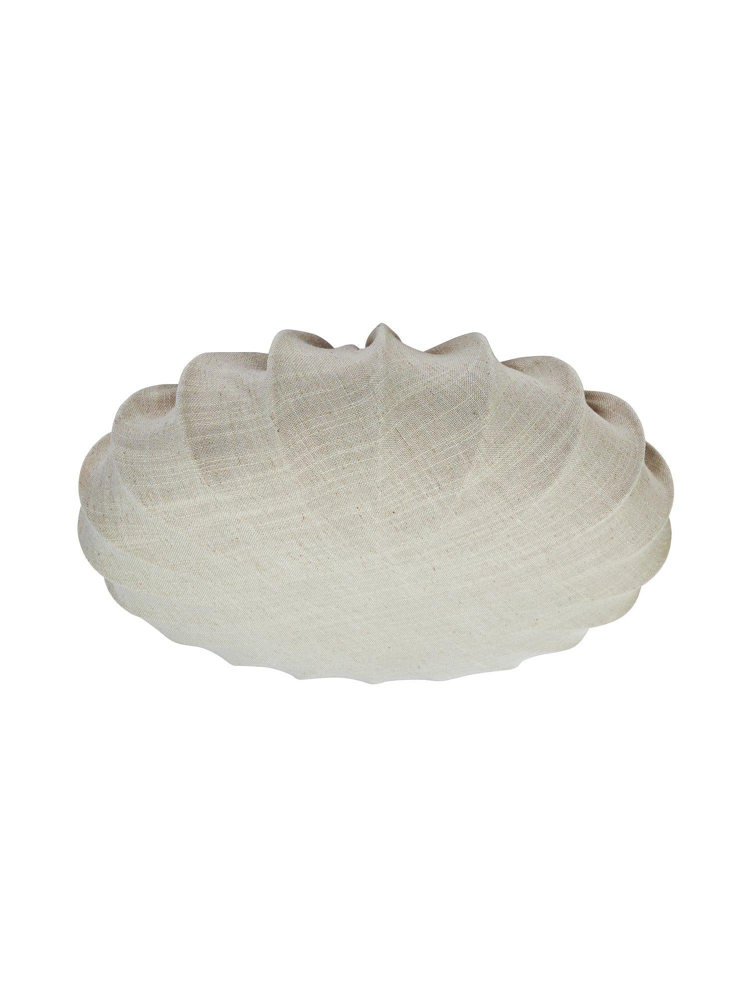 Plafond i linne från PR Home med tre E27-socklar, beige yta och elegant struktur som sprider mjukt ljus.