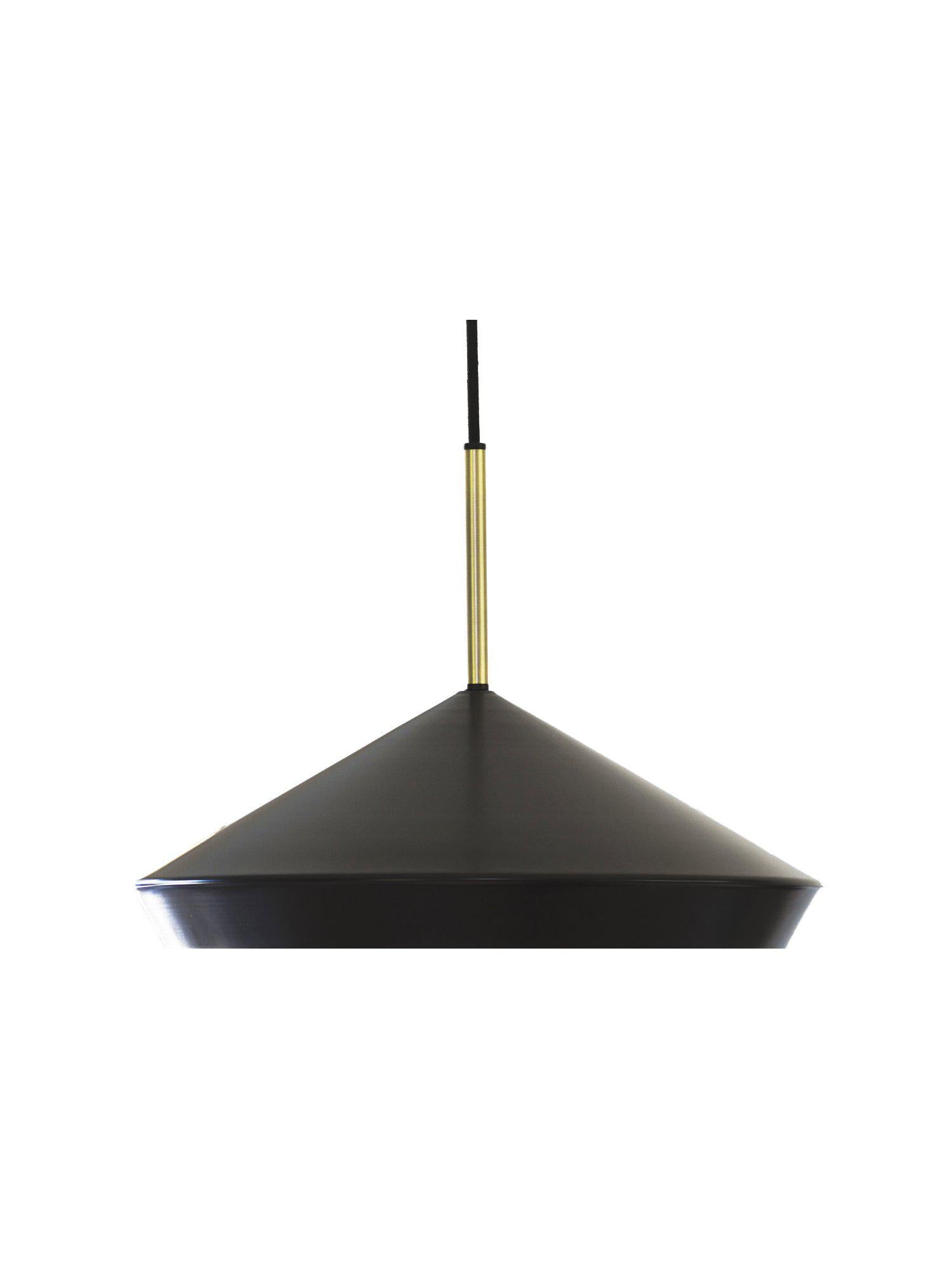 Geometri taklampa från PR Home i svart matt metall med mässingsdetaljer, sprider ett mjukt och behagligt ljus.