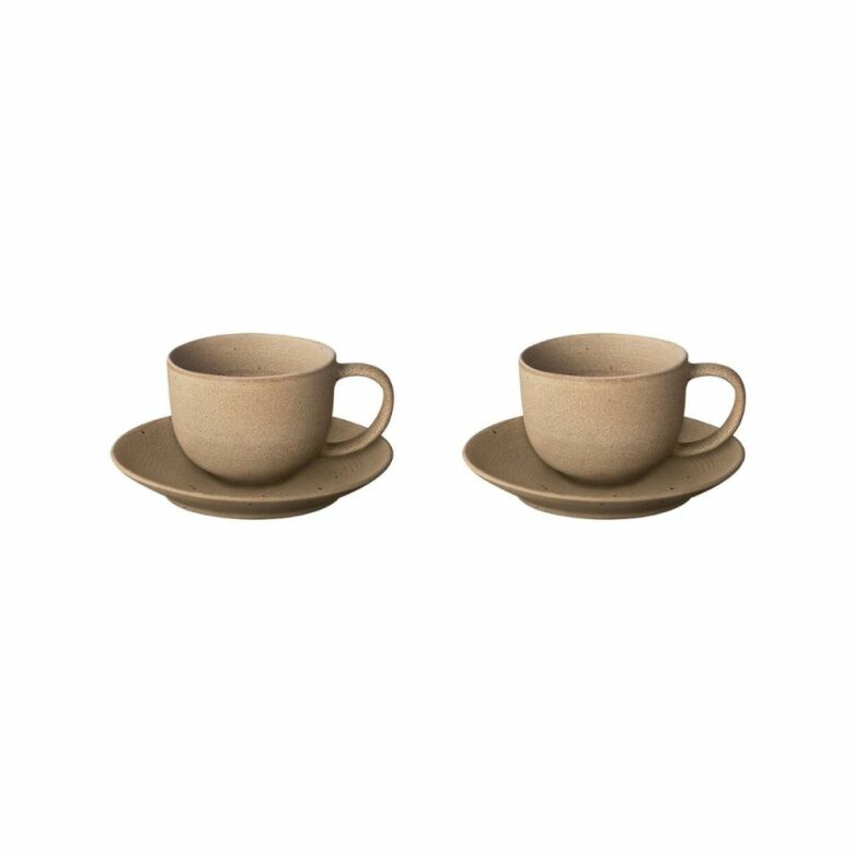 Elegant 2-pack KUMI kaffekoppar i keramik, Fungi-färg. Minimalistisk japansk design med unik reaktiv glasyr och charmiga detaljer.