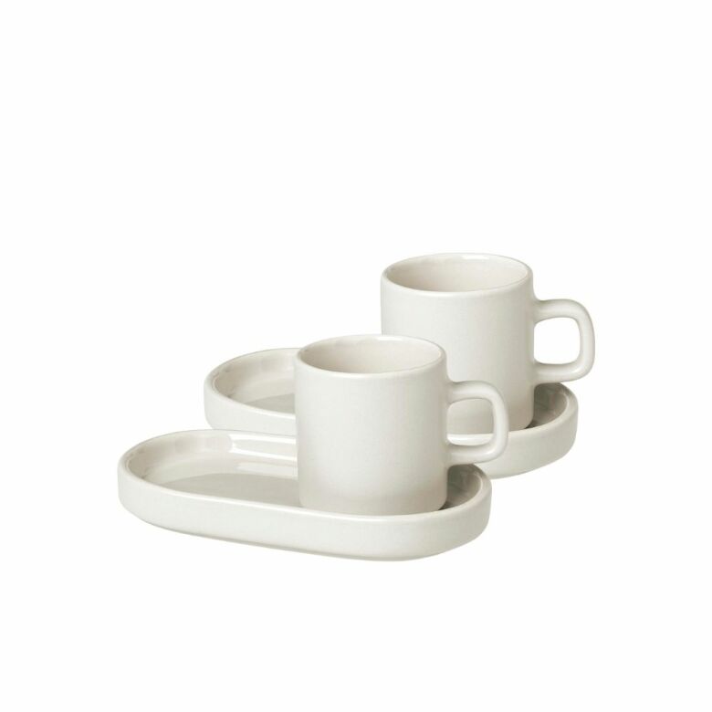 Espressomuggar med fat i Moonbeam, glaserad keramik. Set om två från Blomus PILAR - perfekt för stiliga kaffestunder.
