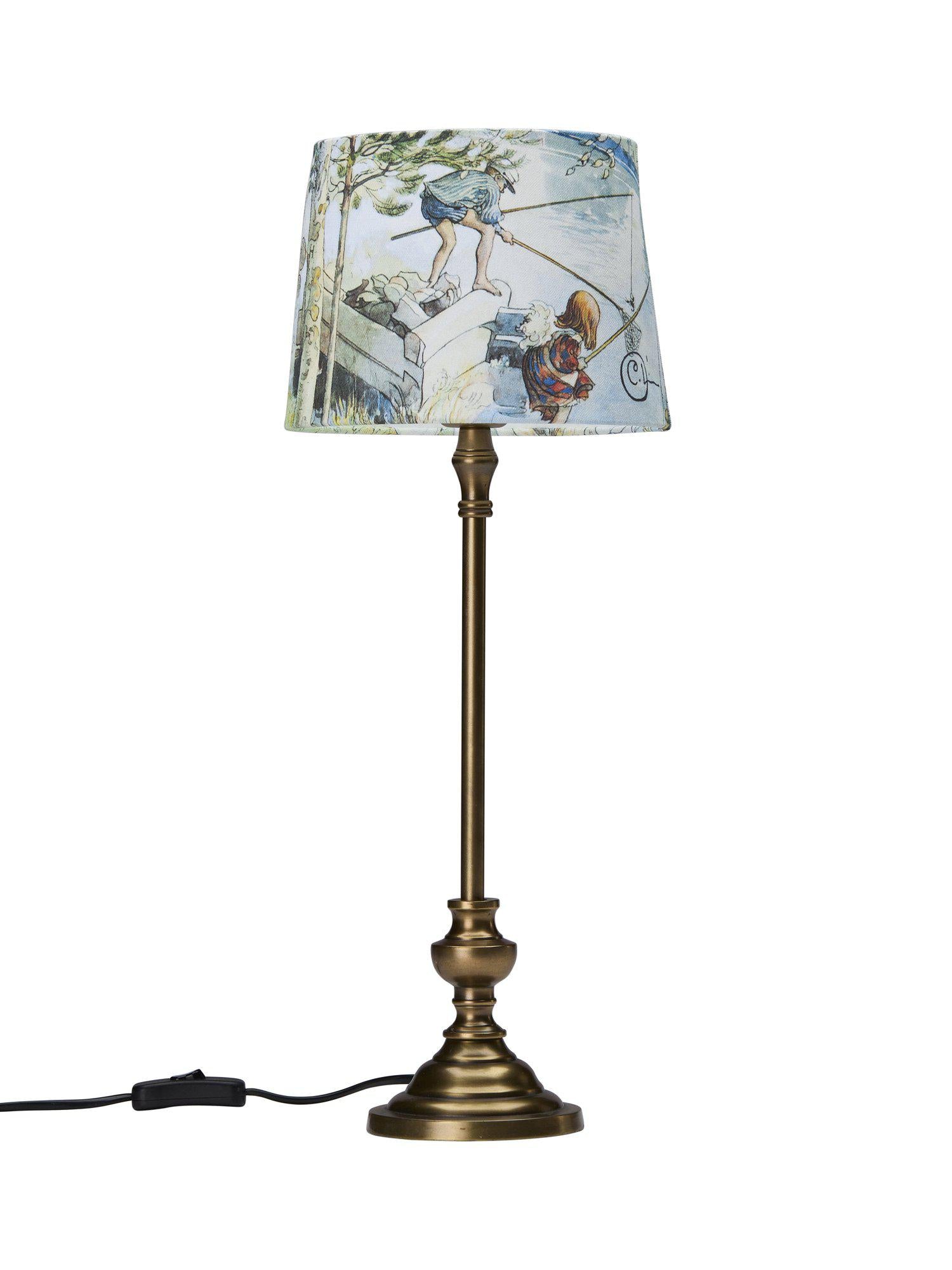 Elegant Andrea bordslampa från PR Home med Carl Larsson-inspirerad lampskärm i guld, perfekt för mjukt och ombonat ljus.